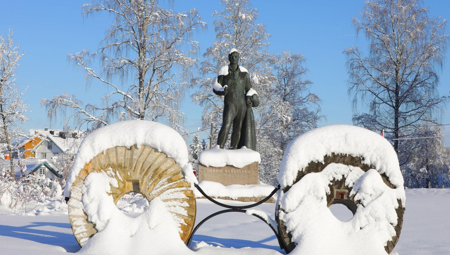 Historiske Eidsvoll - Statuen av Henrik Wergeland en vinterdag