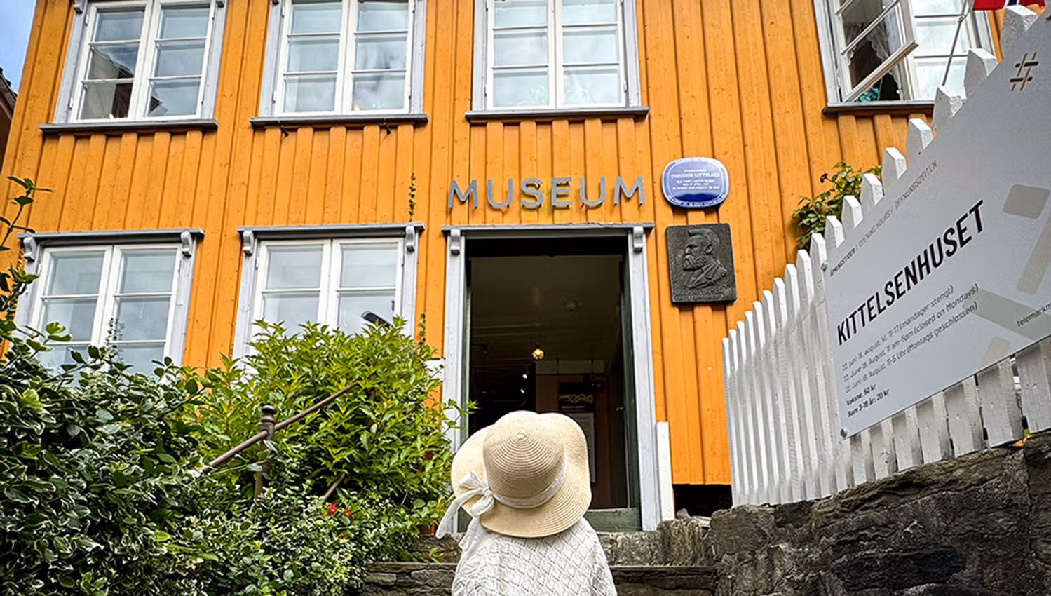Jente utenfor Kittelsenhuset i Kragerø.