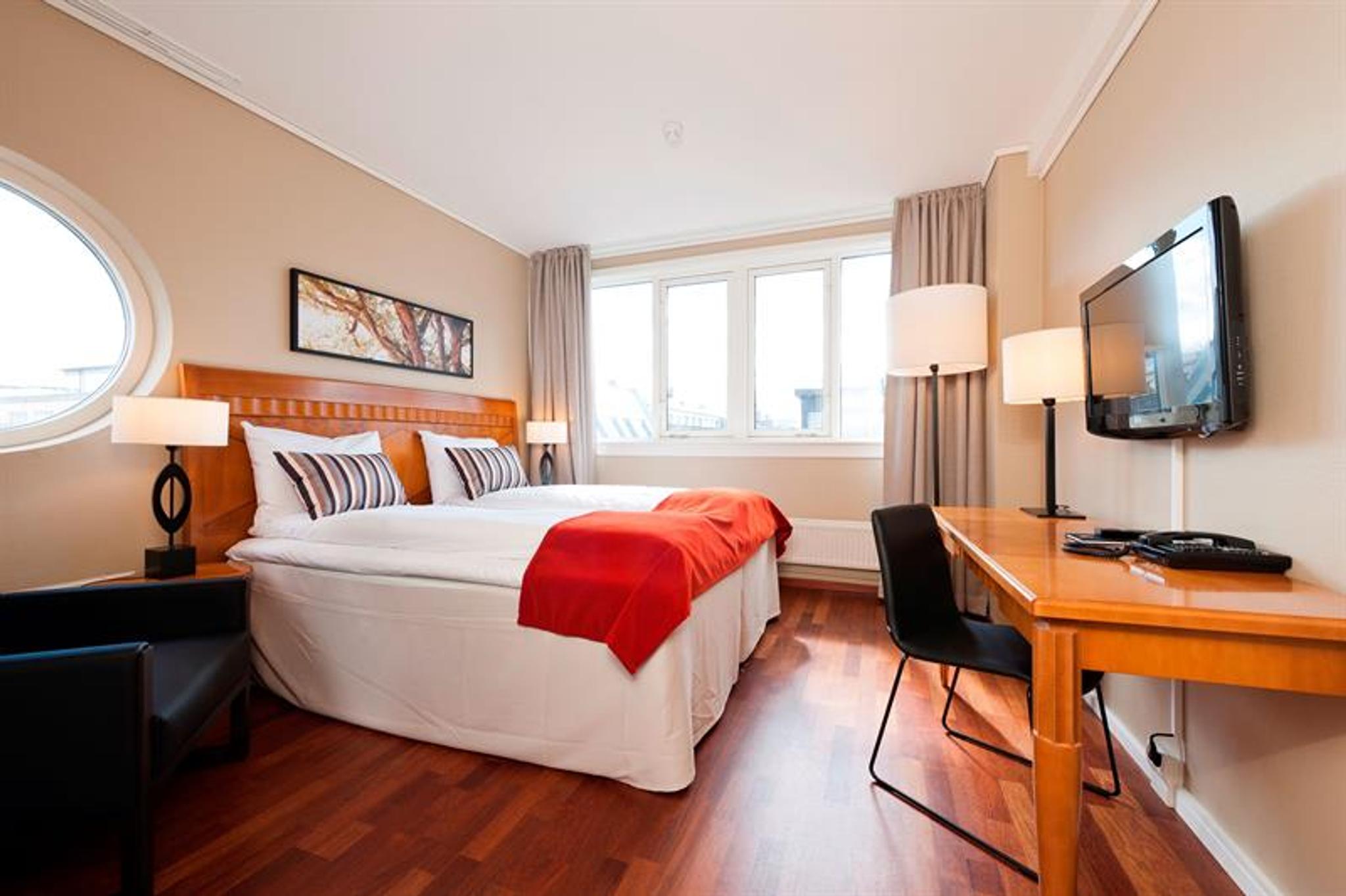 Room with double bed and desk at First Hotel Millenium