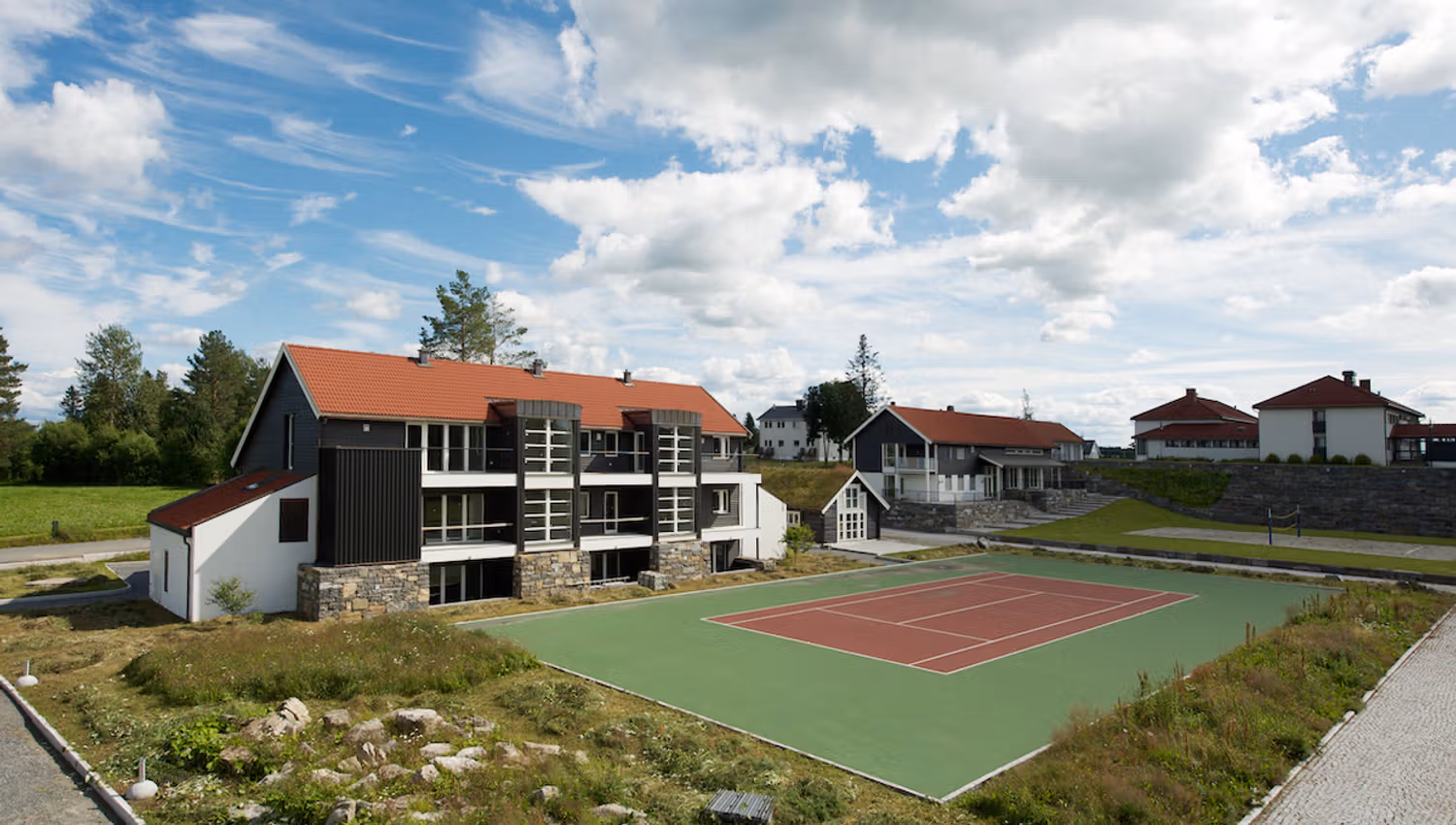 Elton - Internasjonal standard Tennisbane - Svane Apartments