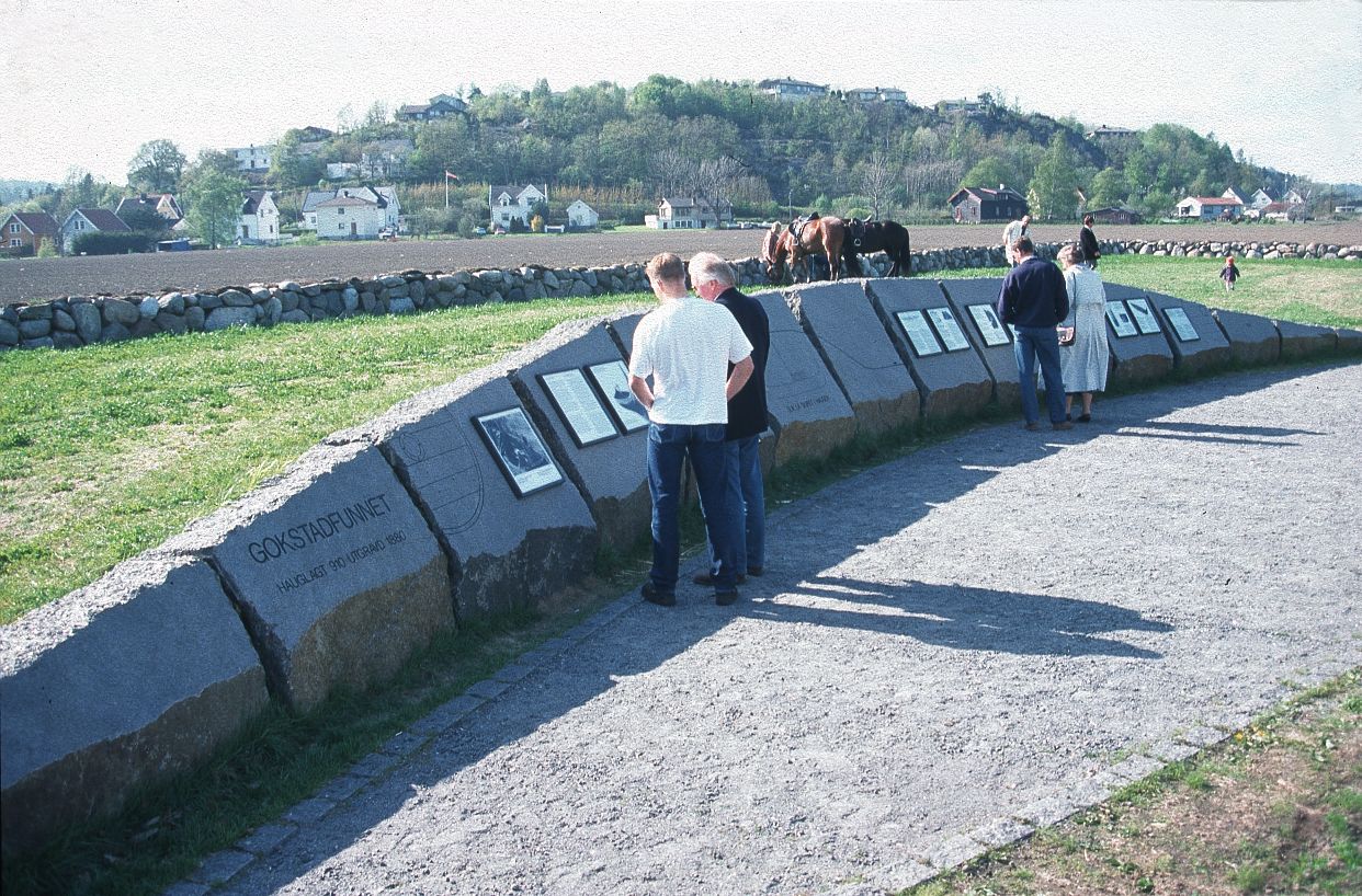 People visiting Gokstadhaugen