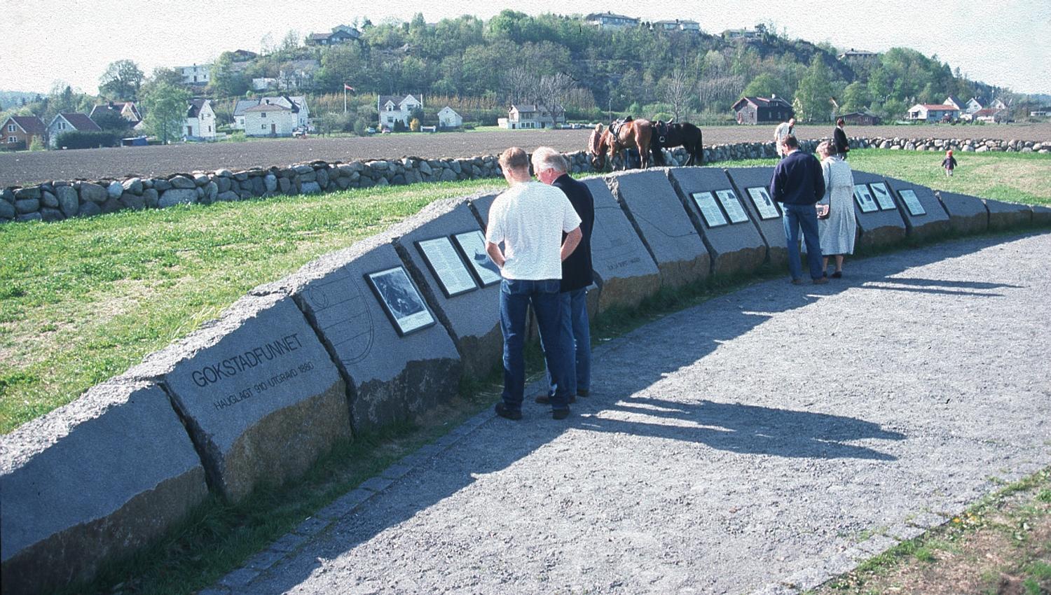 People visiting Gokstadhaugen