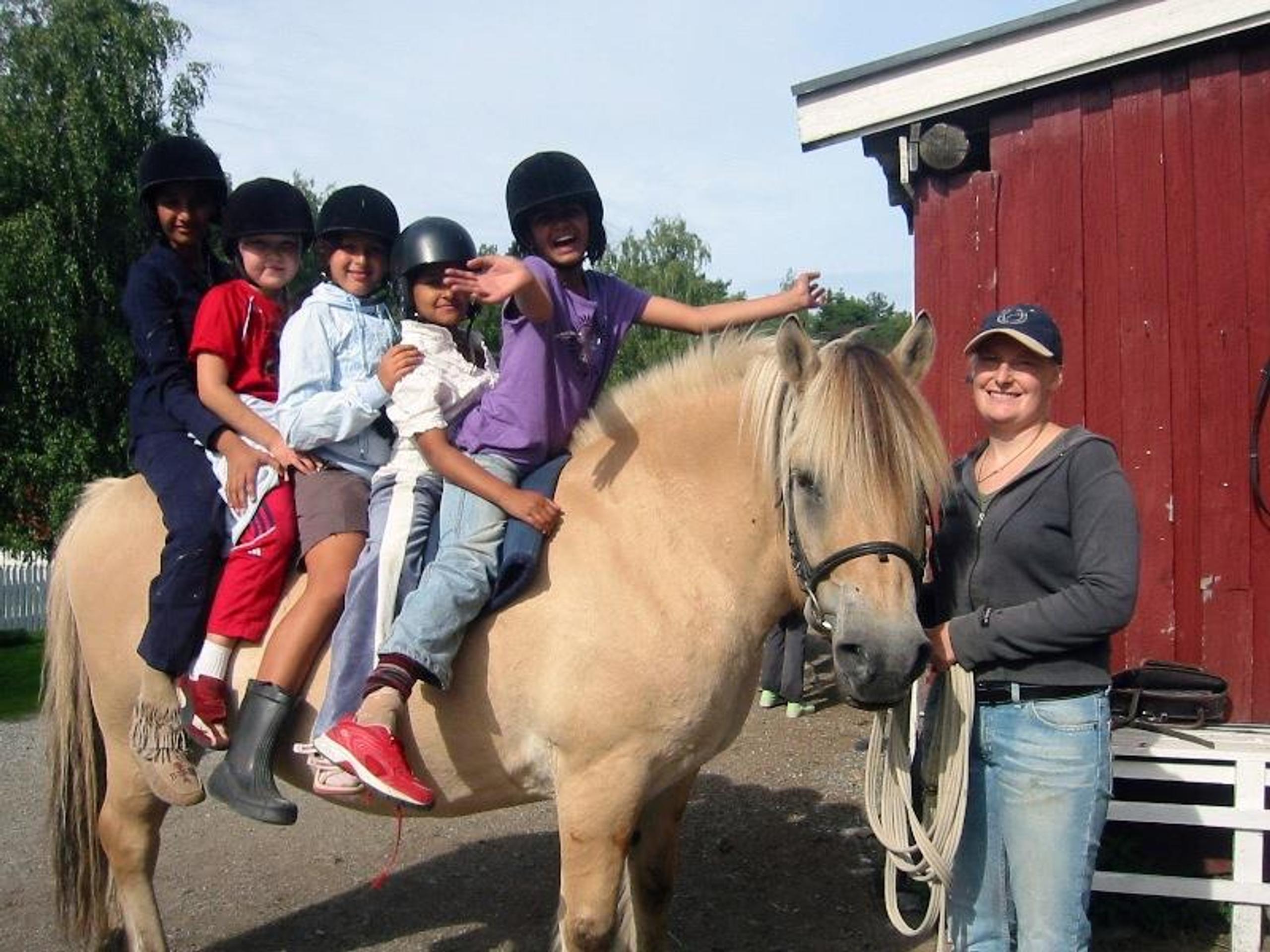 children on horseback
