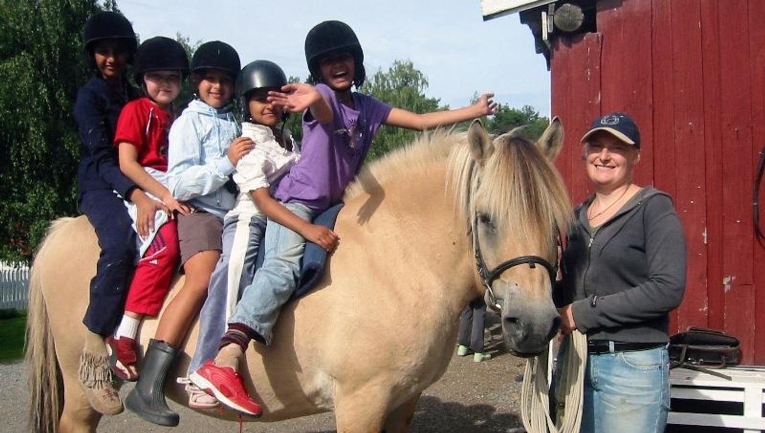 children on horseback