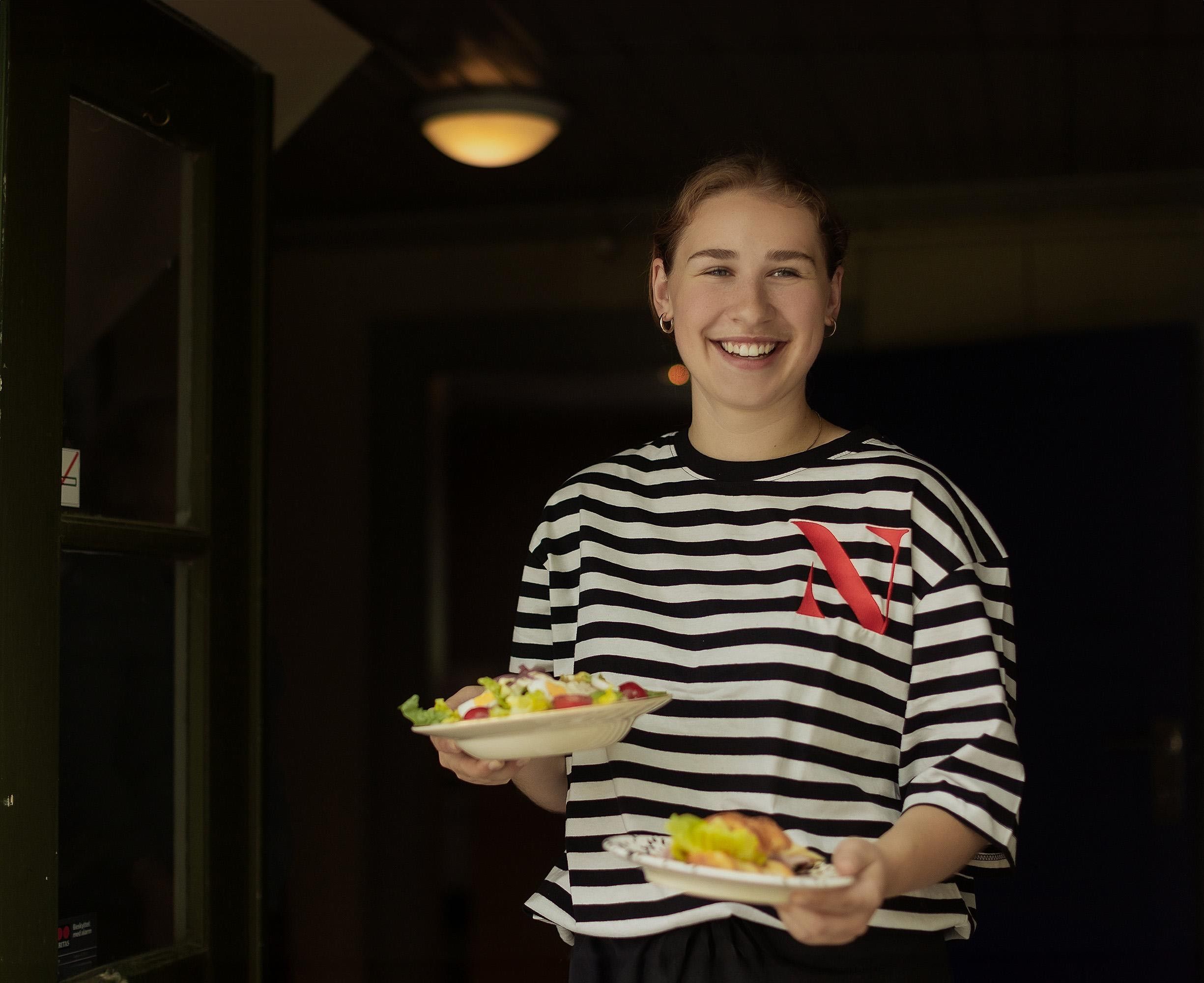 Norvald kafe og vinhus på Gjøvik Gård. Blid servitør
