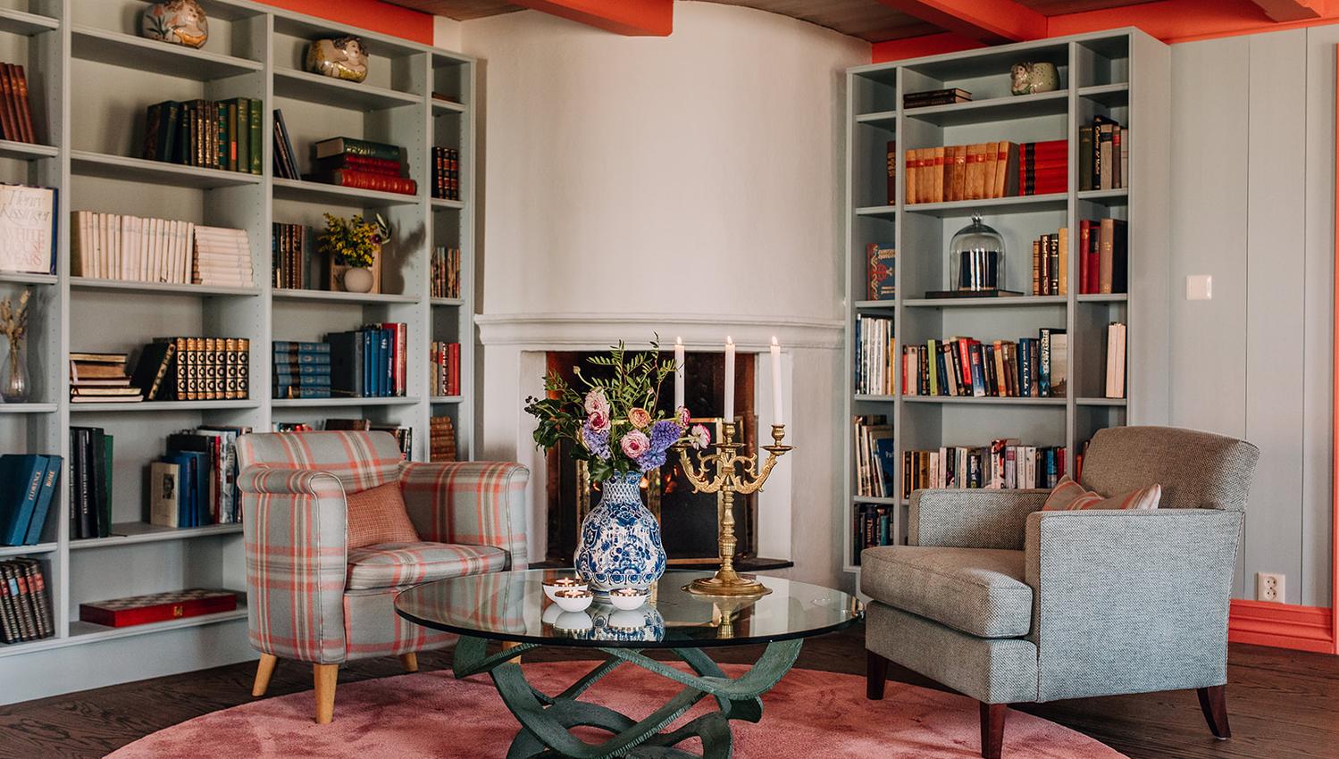 Lounge with sitting area, fireplace and bookshelves