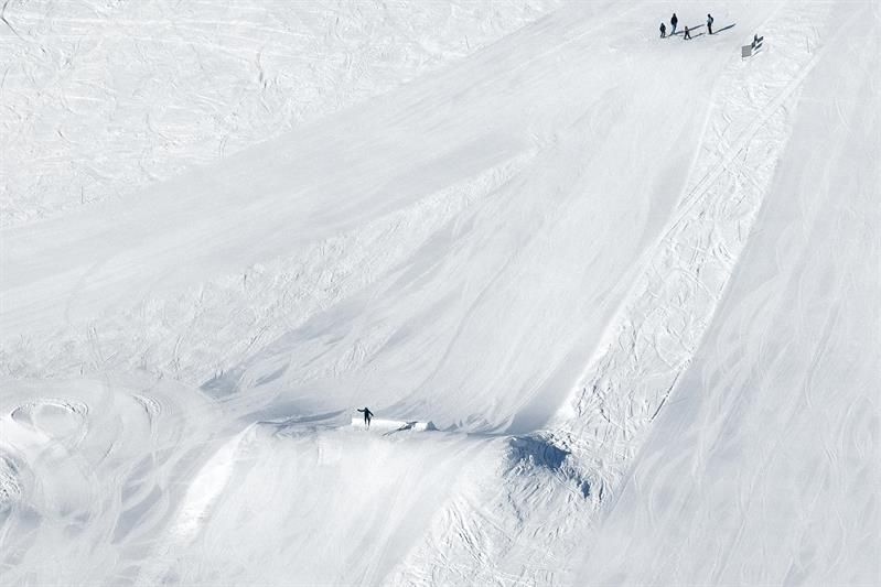 Snowpark und Sprungschanzen im Røldal Skigebiet, wo Fahrer ihre Tricks üben.