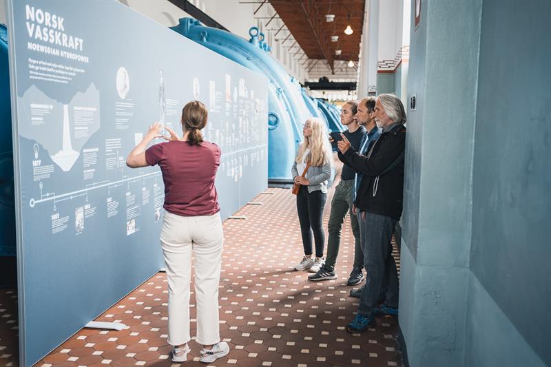 Guided tour at the Kraftmuseet, where visitors learn about the history of Norwegian hydropower.