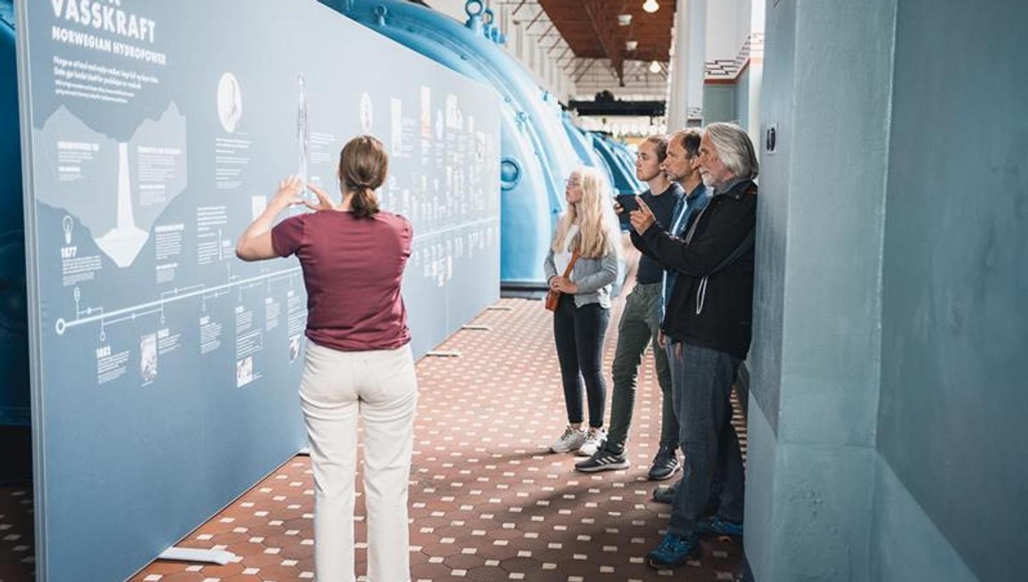 Guided tour at the Kraftmuseet, where visitors learn about the history of Norwegian hydropower.