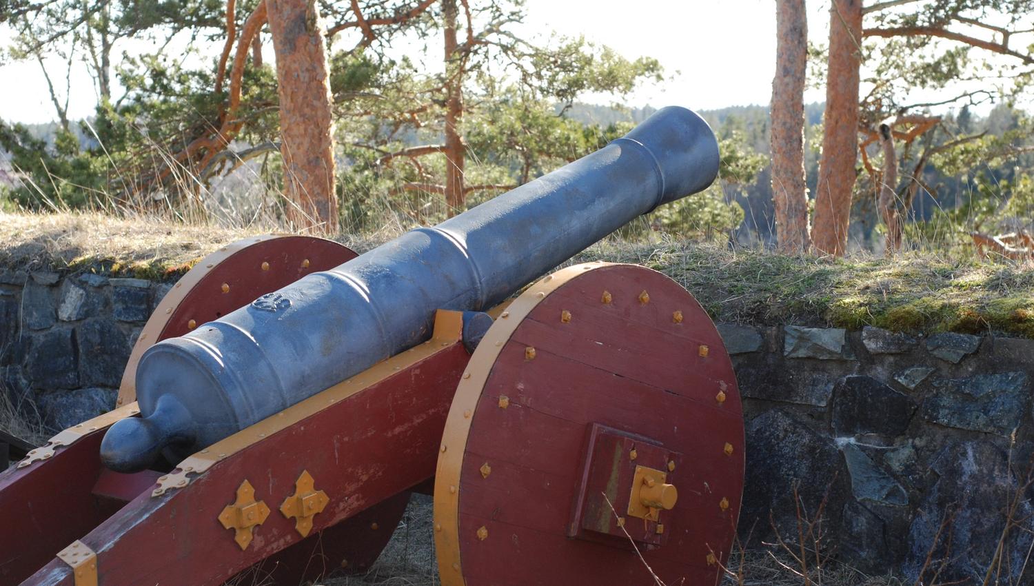 cannon on top of the fortress
