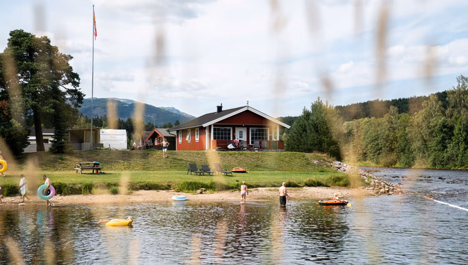 hytte og badestrand på Beverøya Camping