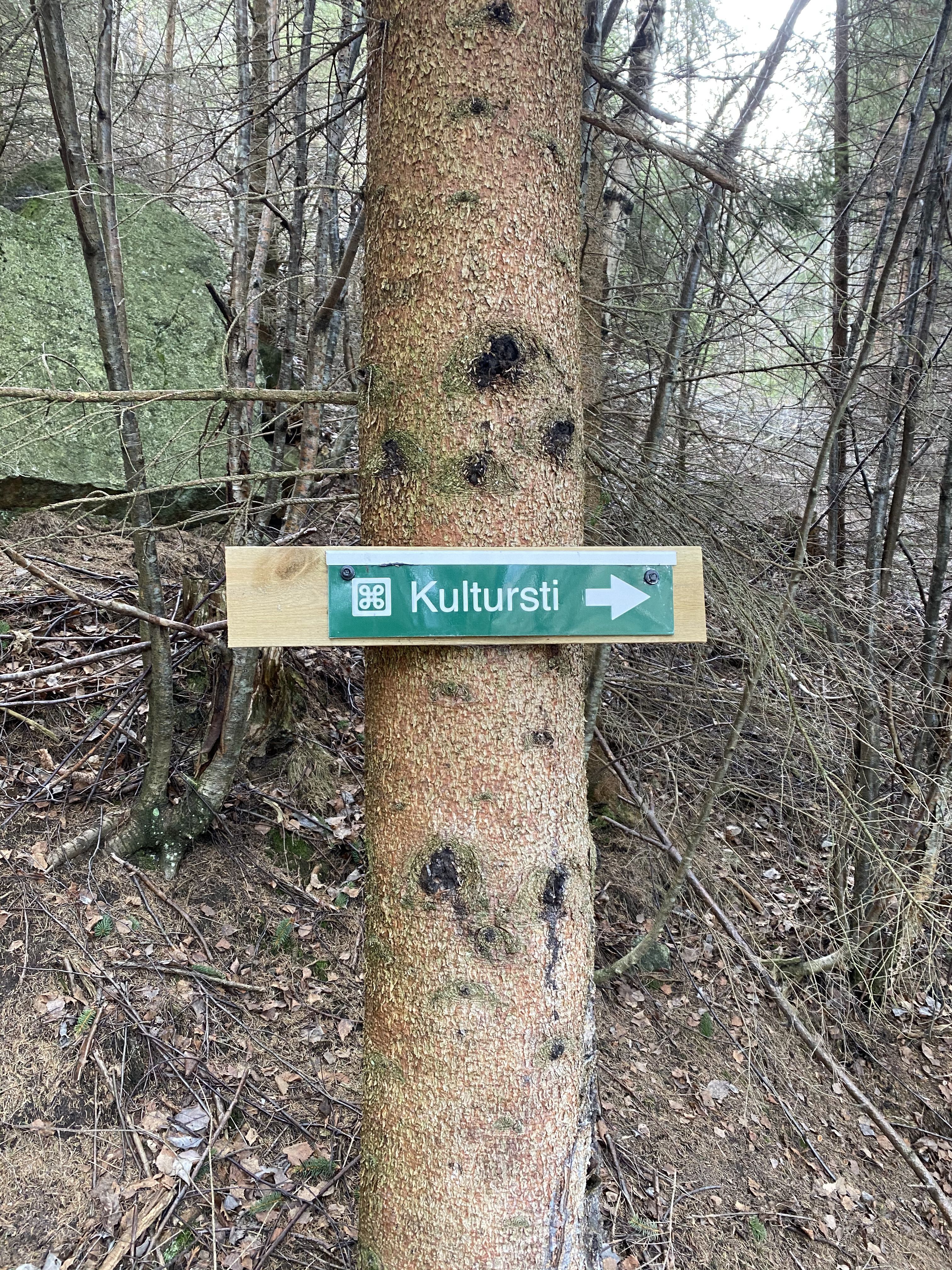 Wooden sign pointing the way to the Hjøllo–Mannsåker cultural trail in Hardanger.