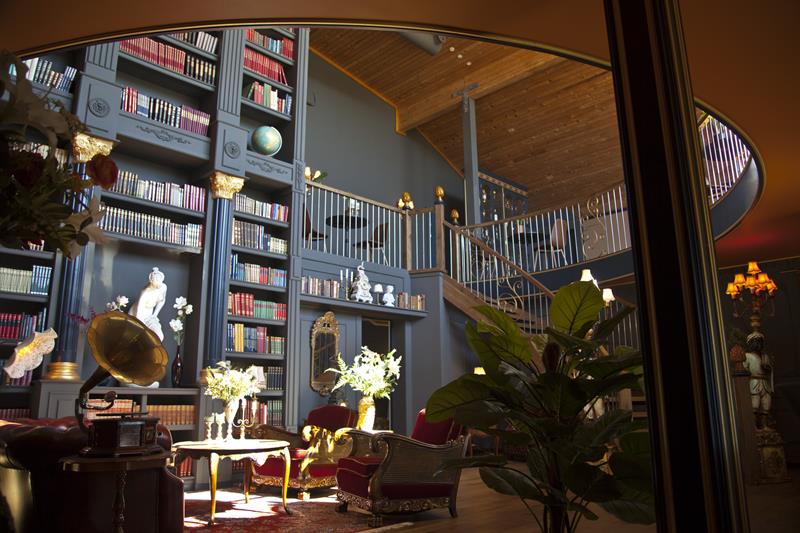 Das Bücherregal in der Bibliothek ist 8 Meter hoch