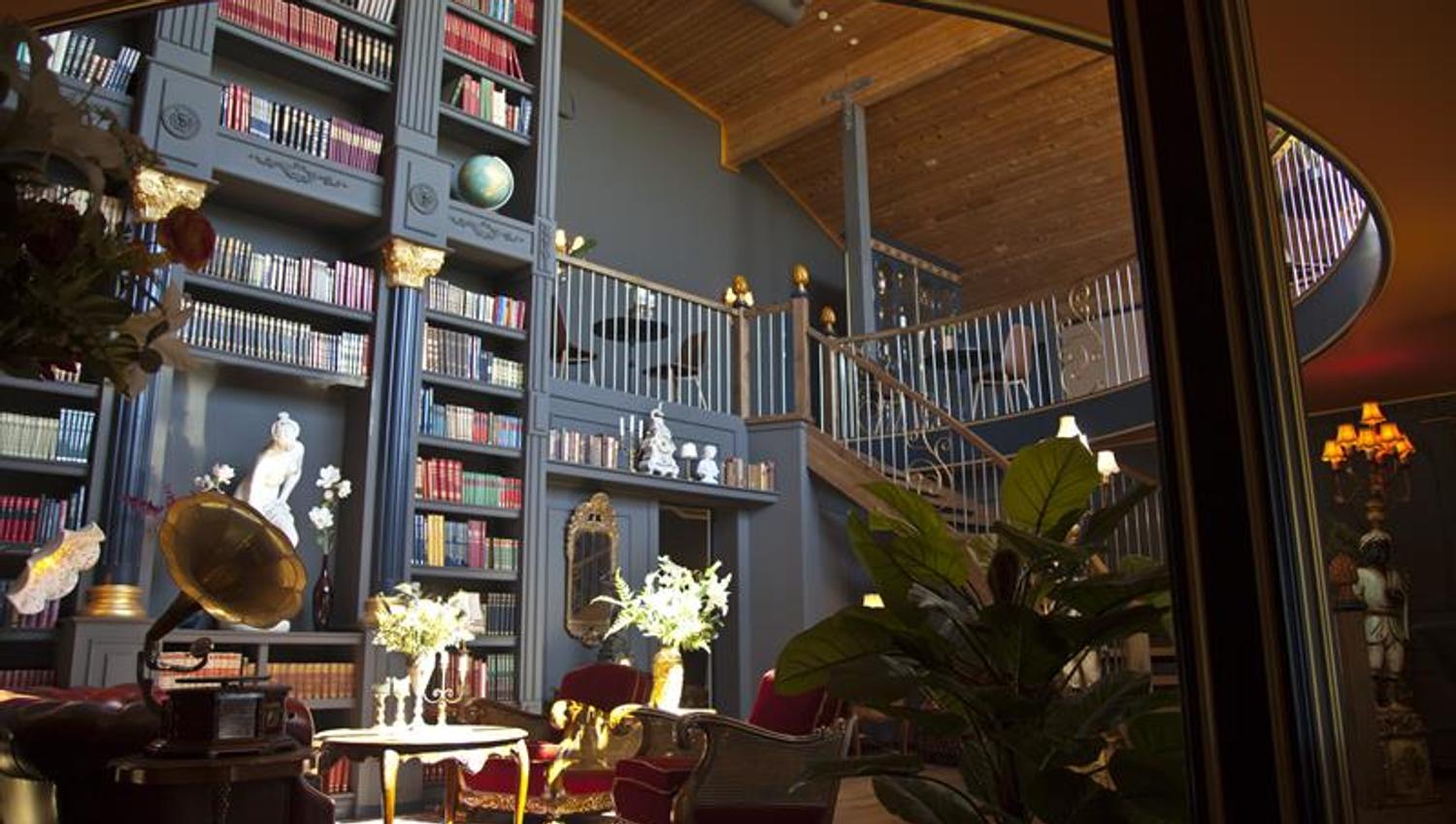 Das Bücherregal in der Bibliothek ist 8 Meter hoch
