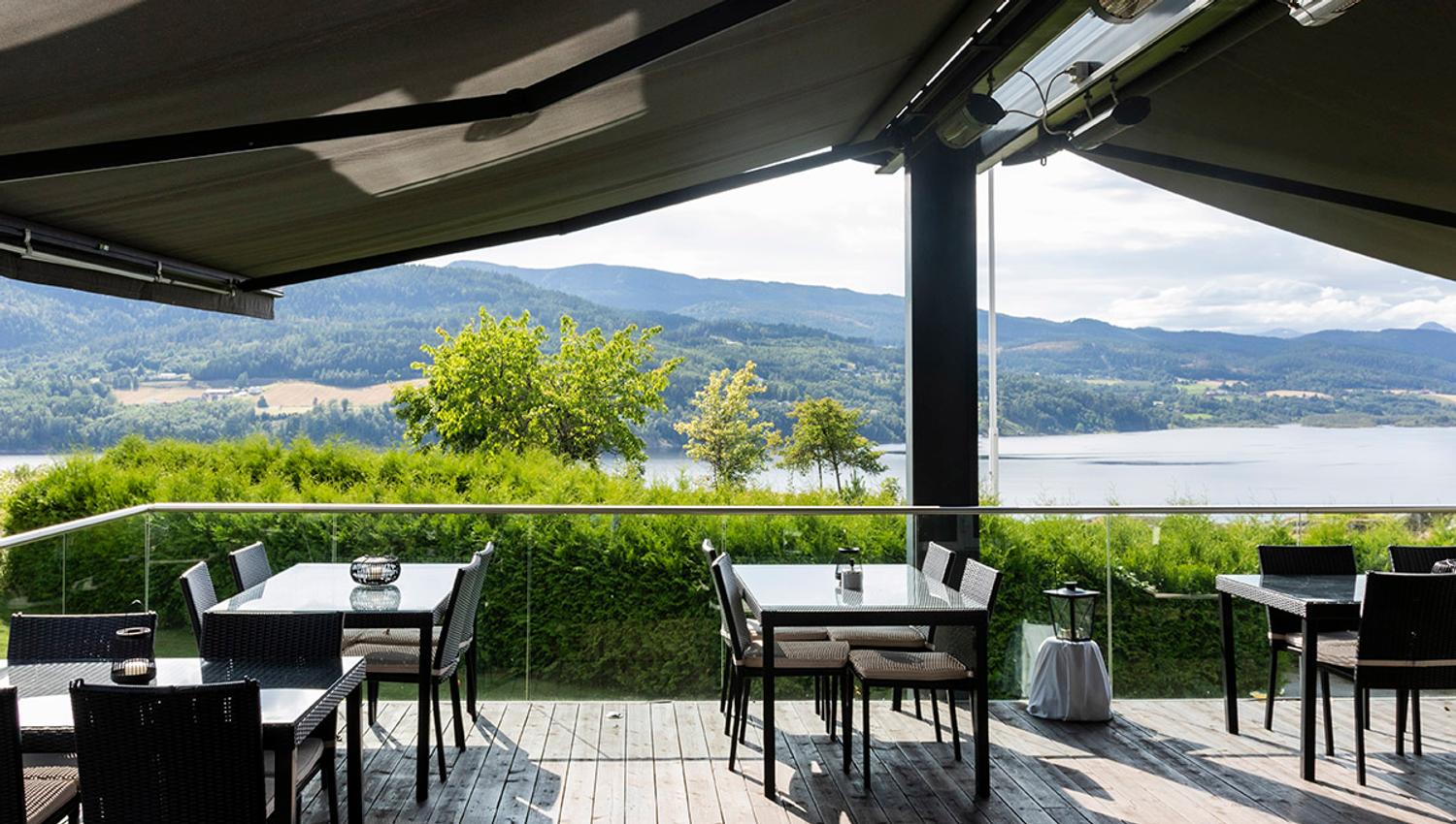 flott terrasse på Brattrein Hotel med utsikt til Norsjø