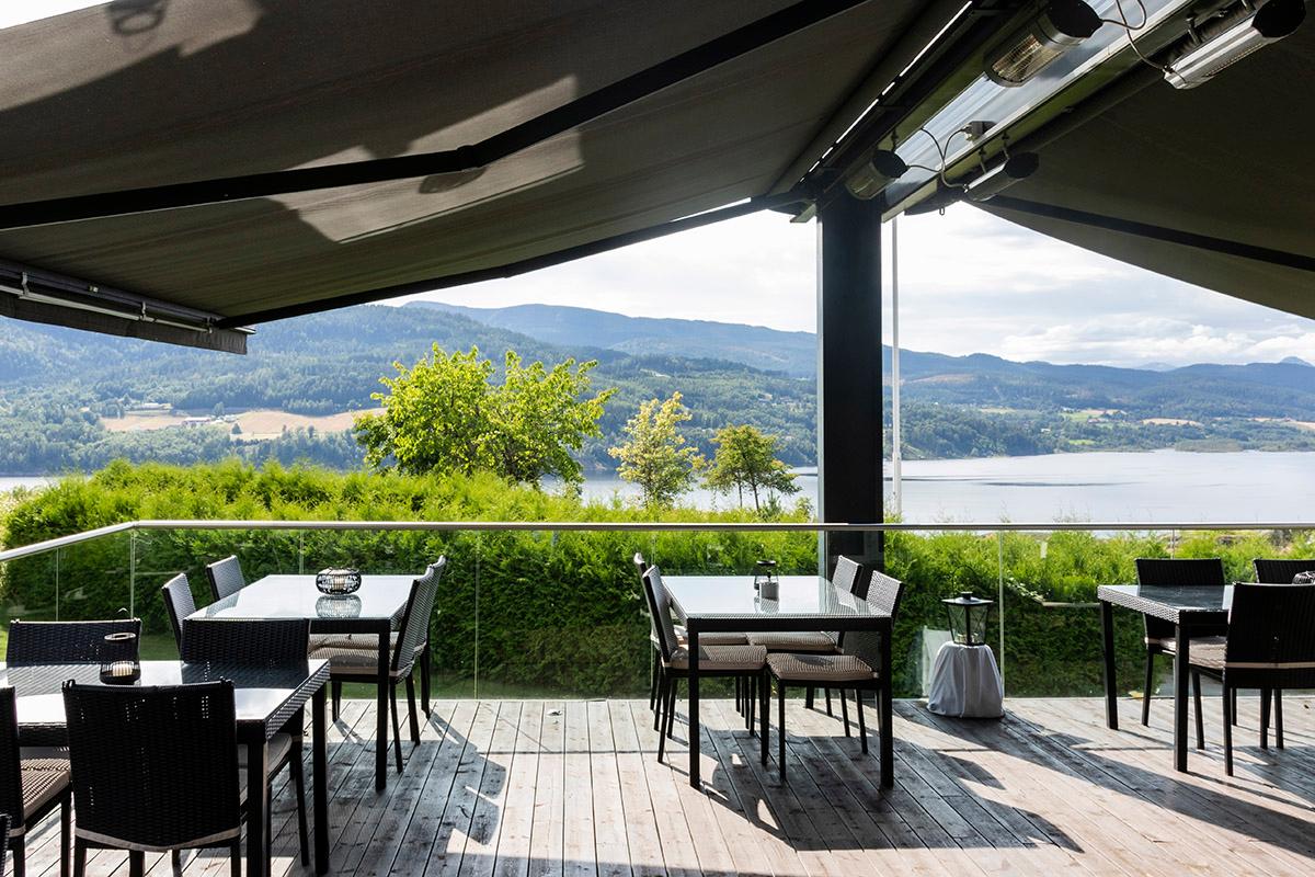 flott terrasse på Brattrein Hotel med utsikt til Norsjø
