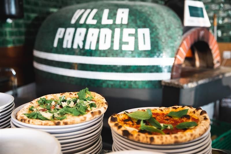 Pizza med tynn bunn og sprø og luftig skorpe
