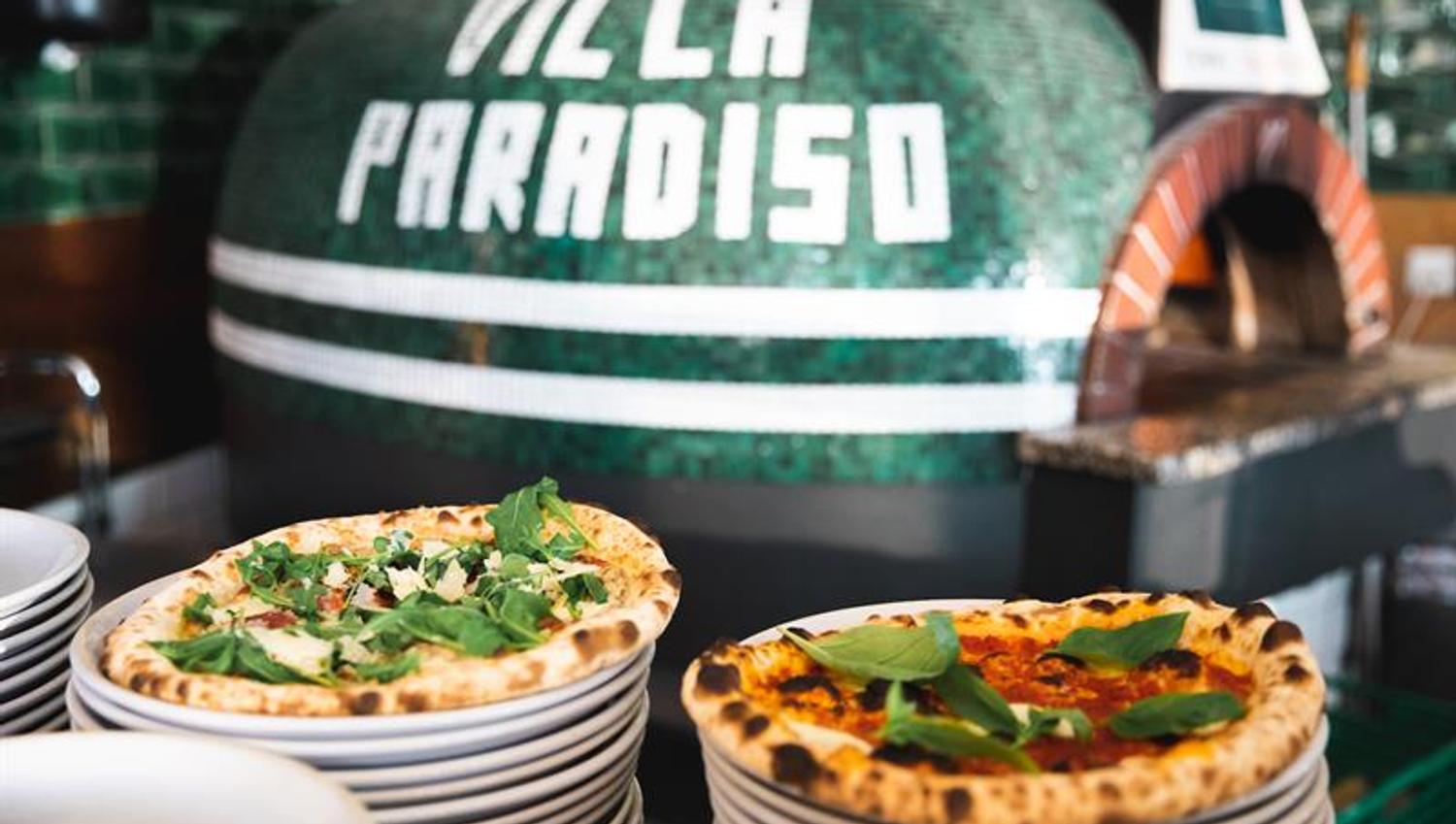 Pizza med tynn bunn og sprø og luftig skorpe