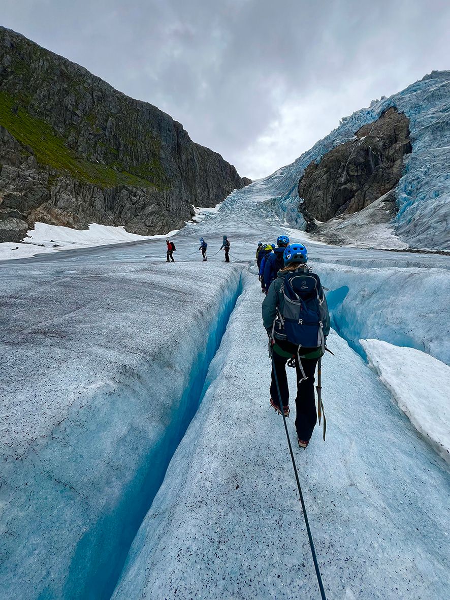 Taugruppe går mellom bresprekkar på Buarbreen i Hardanger.