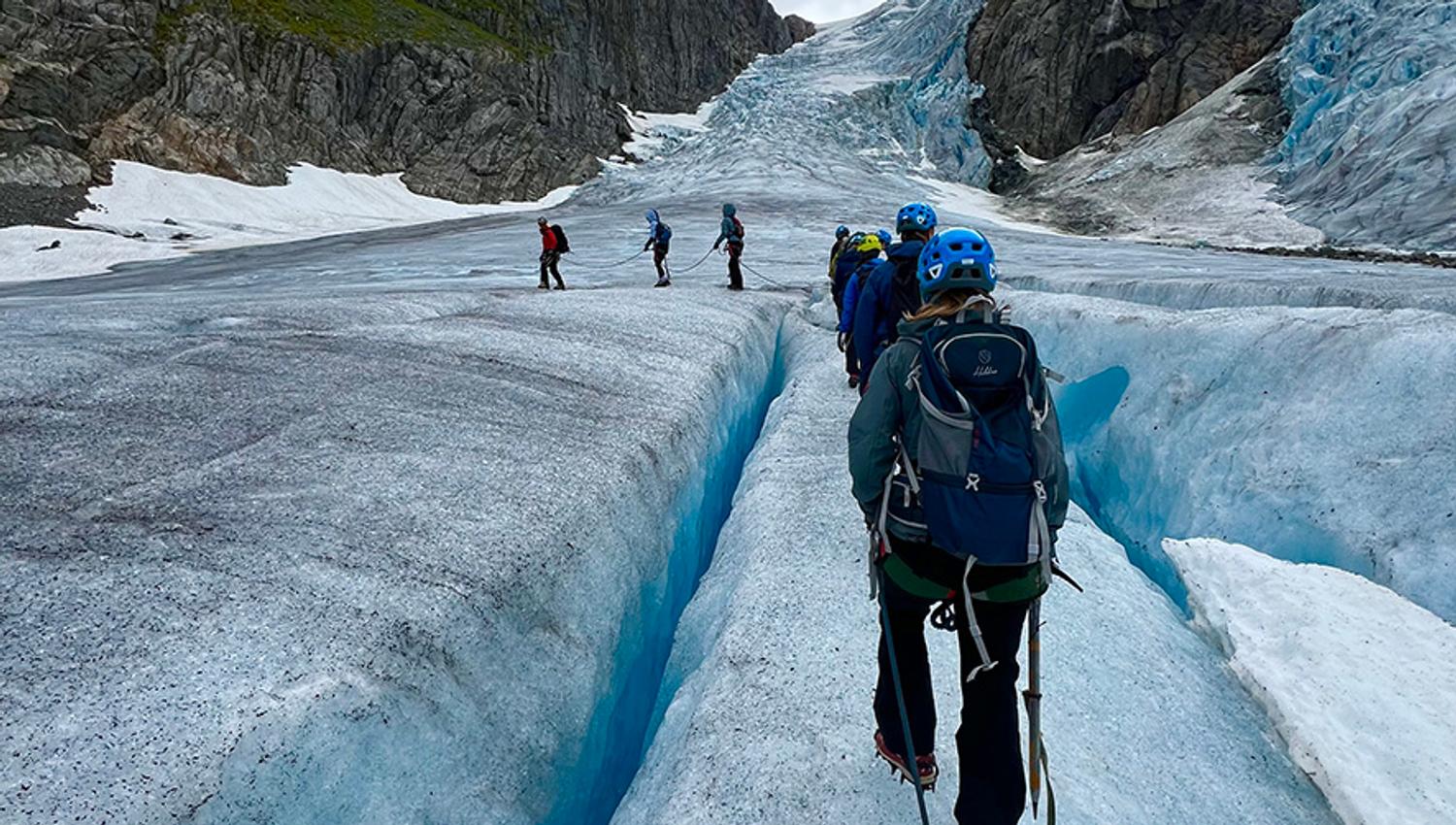 Taugruppe går mellom bresprekkar på Buarbreen i Hardanger.