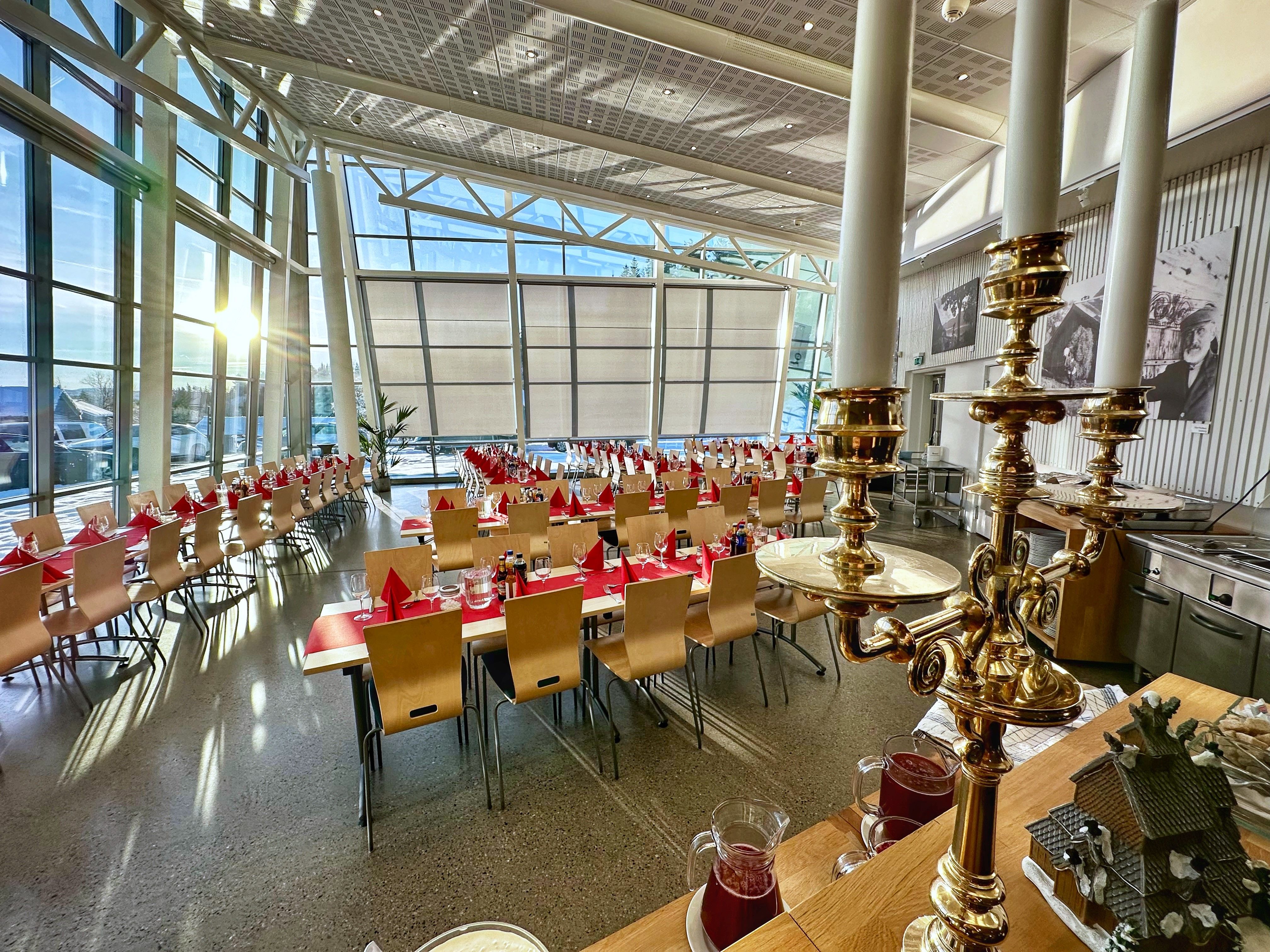 Bord dekka til julelunsj på Museumskafé Eidsborg.