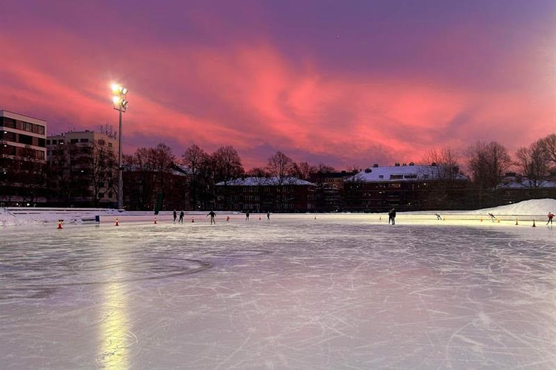 Skøytebane under rosa himmel