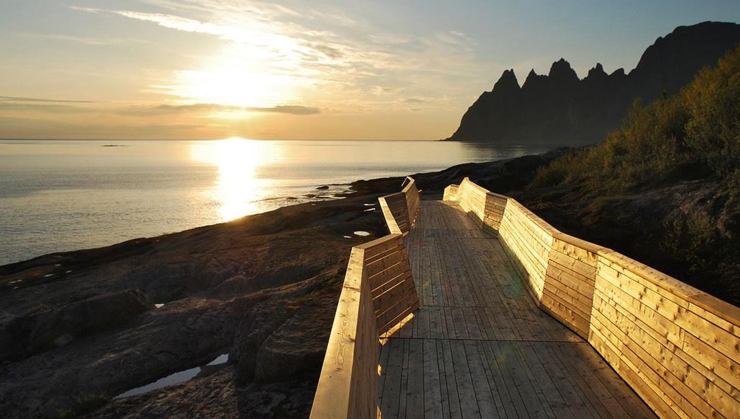 Gangbanen på Tungeneset på Senja, med havet og Okshornan i bakgrunnen