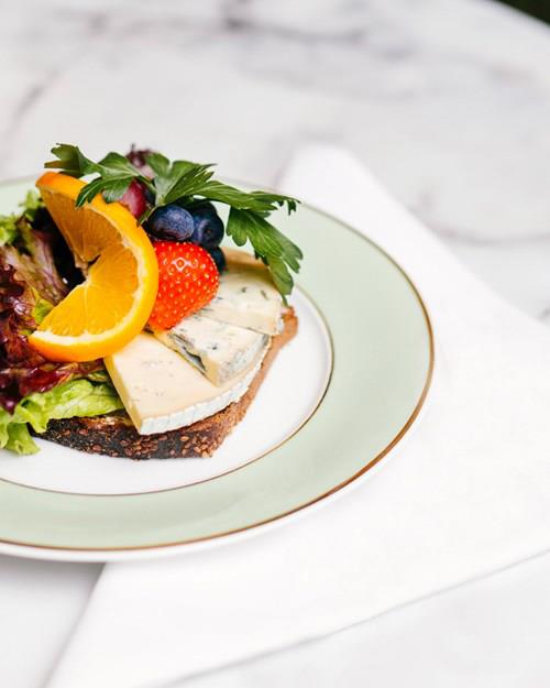 Smørbrød med ost og frukt