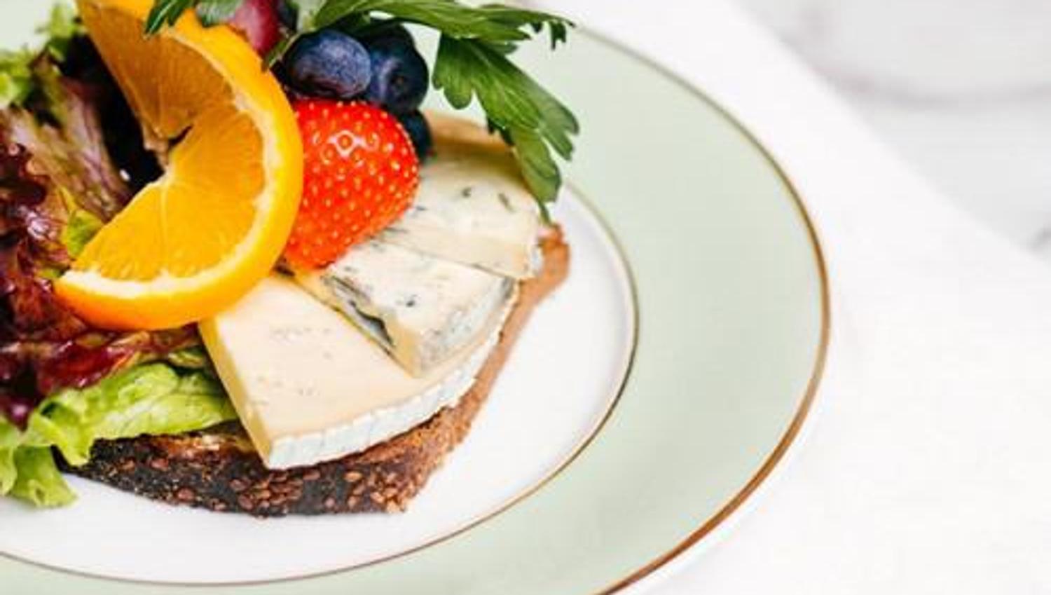 Smørbrød med ost og frukt