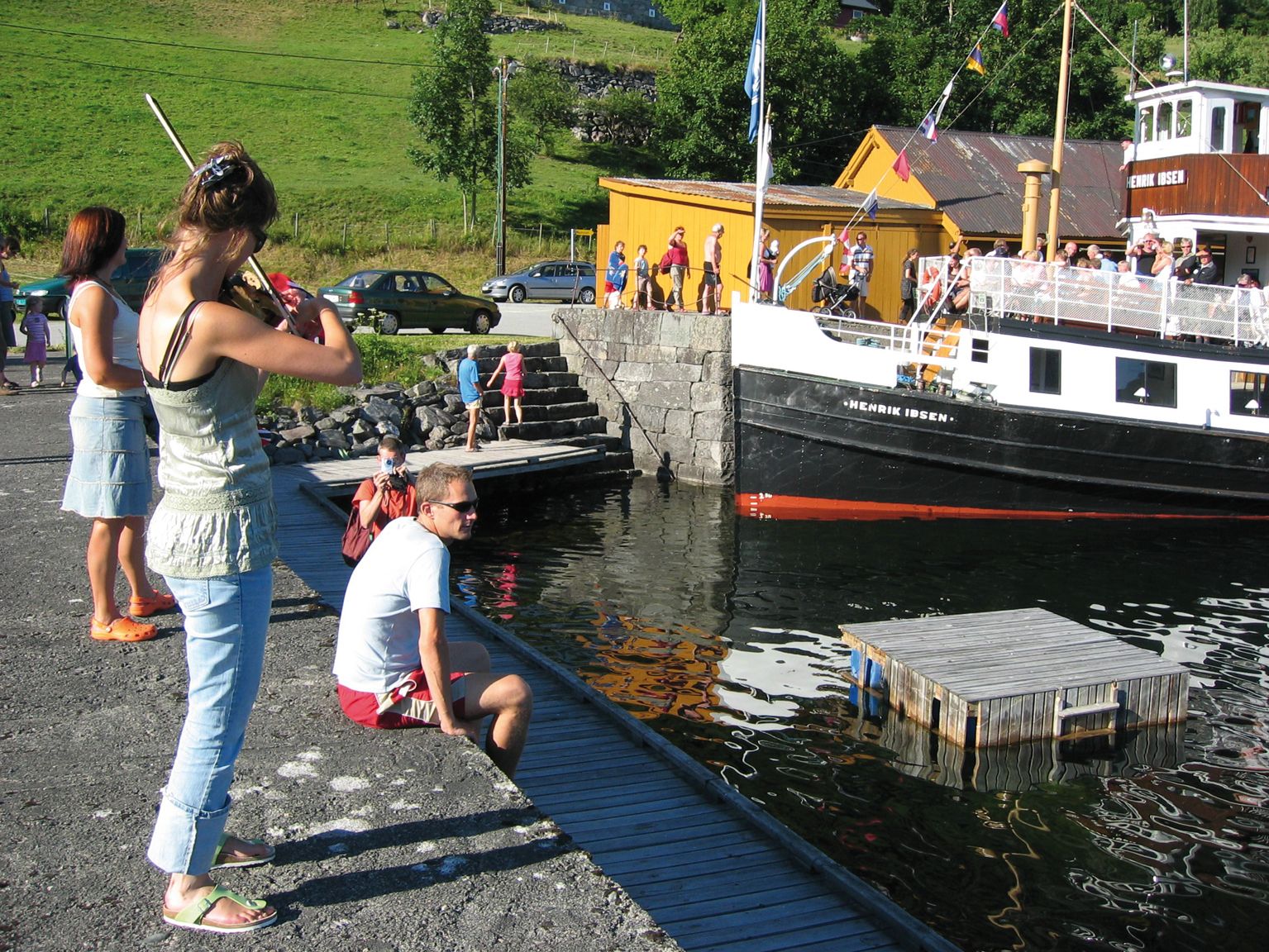 Båten kjem til Lårdal