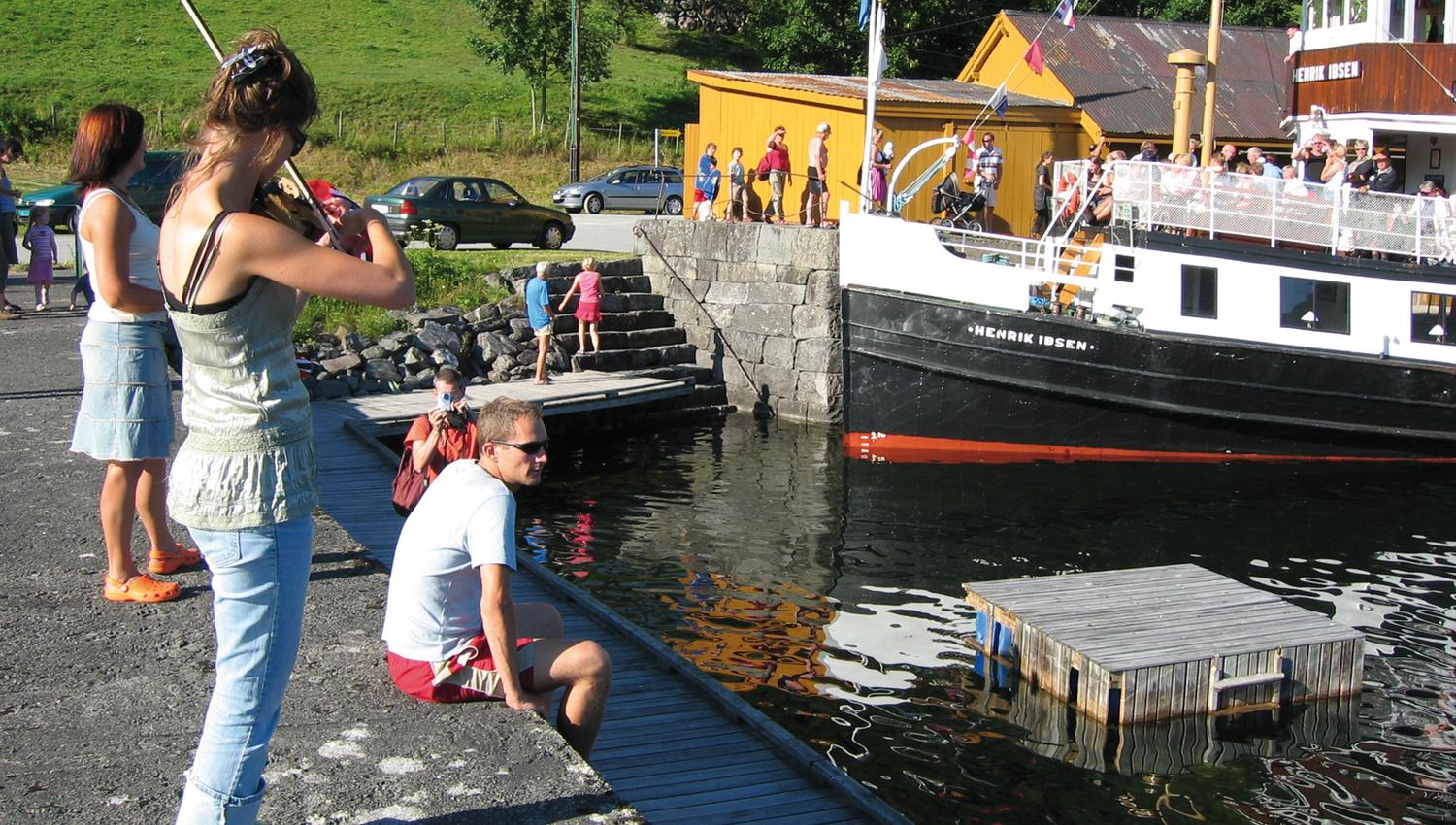 Båten kjem til Lårdal
