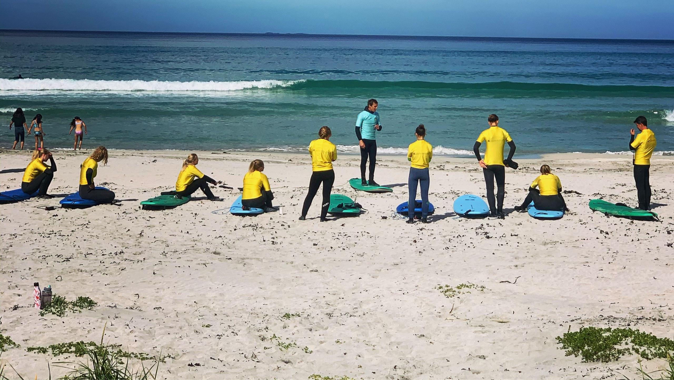 Surf med alt utsyr og opplæring, midt i Lofoten! - Lofoten Beach Camp