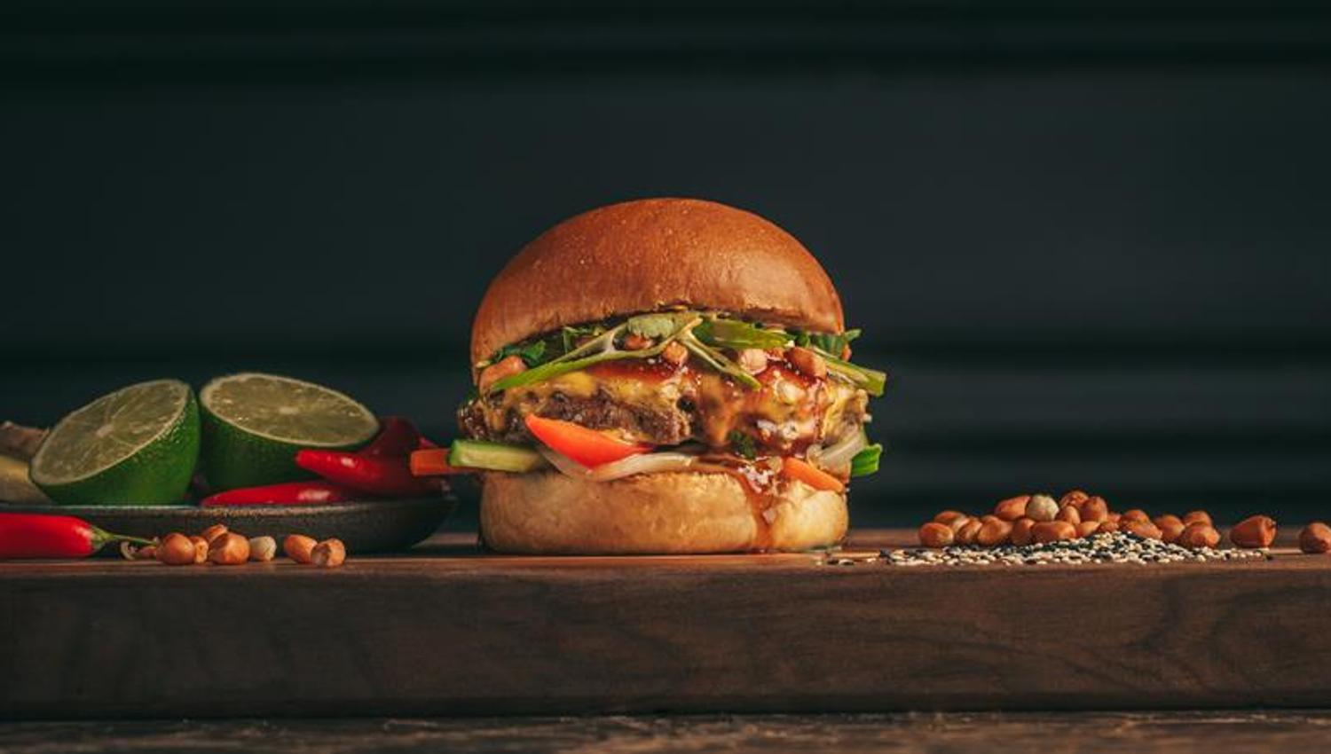 Detalj av cheeseburger.