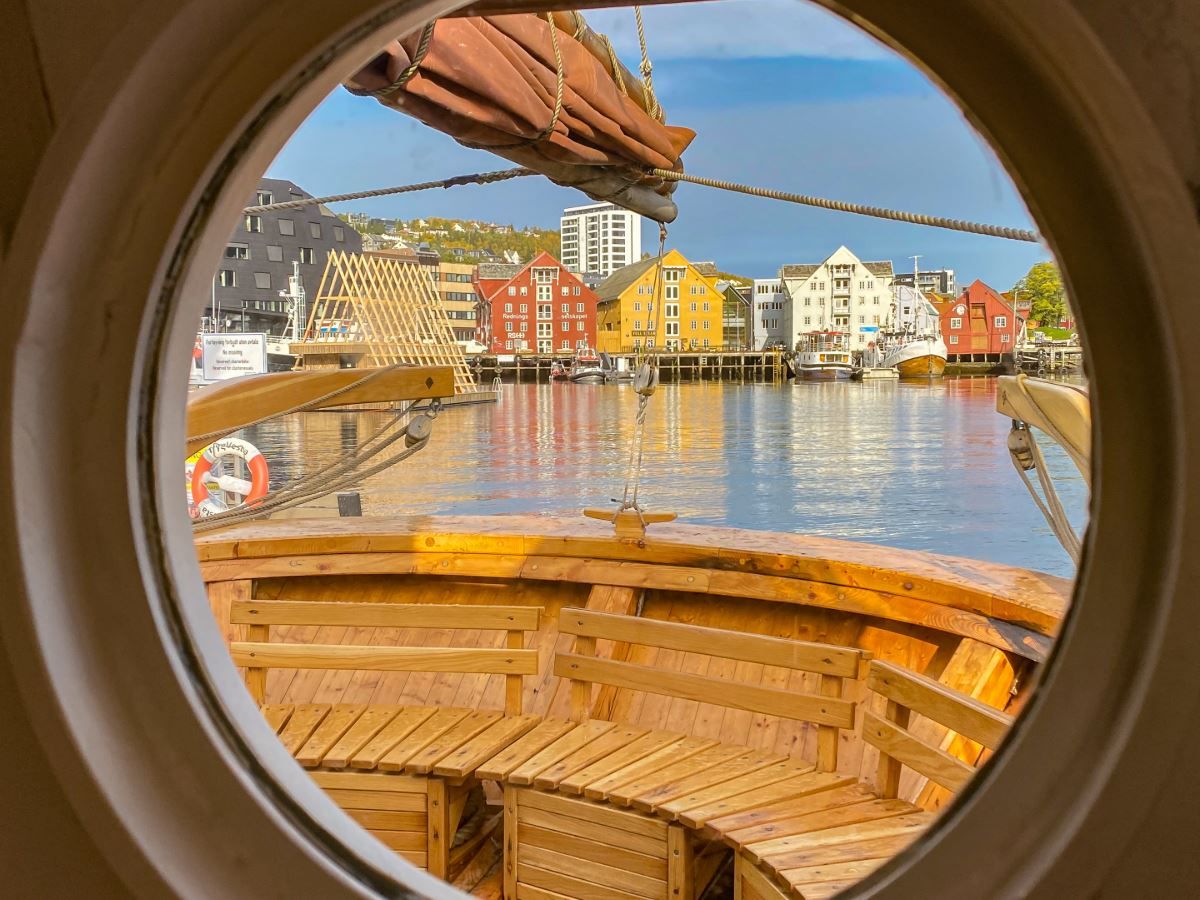 Utsikt til Tromsø sentrum fra innsiden av båten