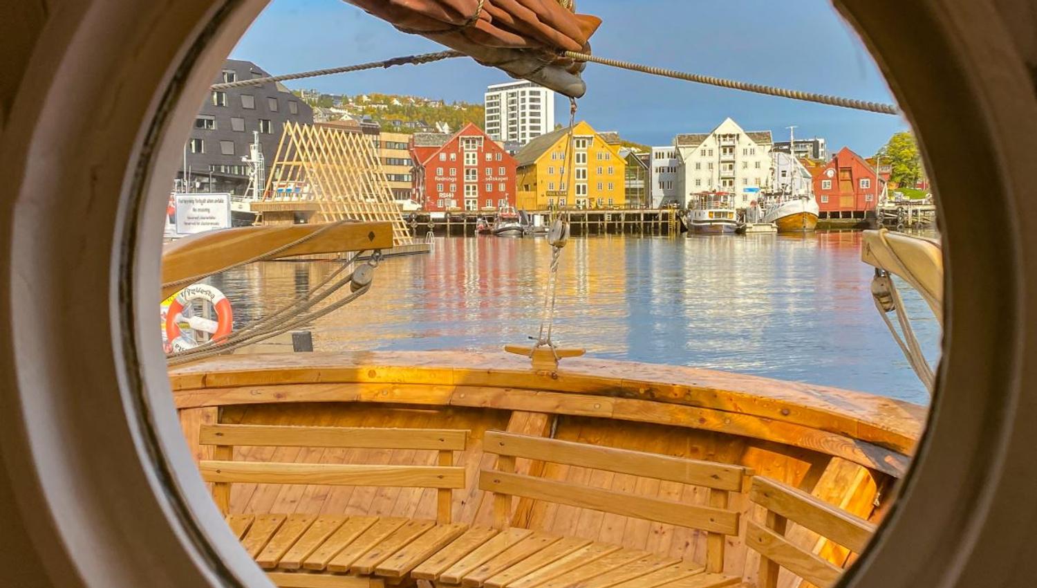 Utsikt til Tromsø sentrum fra innsiden av båten