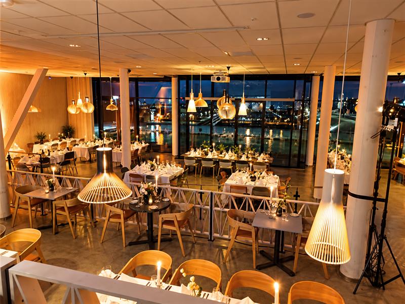 Interiøret i Restaurant Njord på RS Noatun i Horten med dekkede bord og store vinduer.