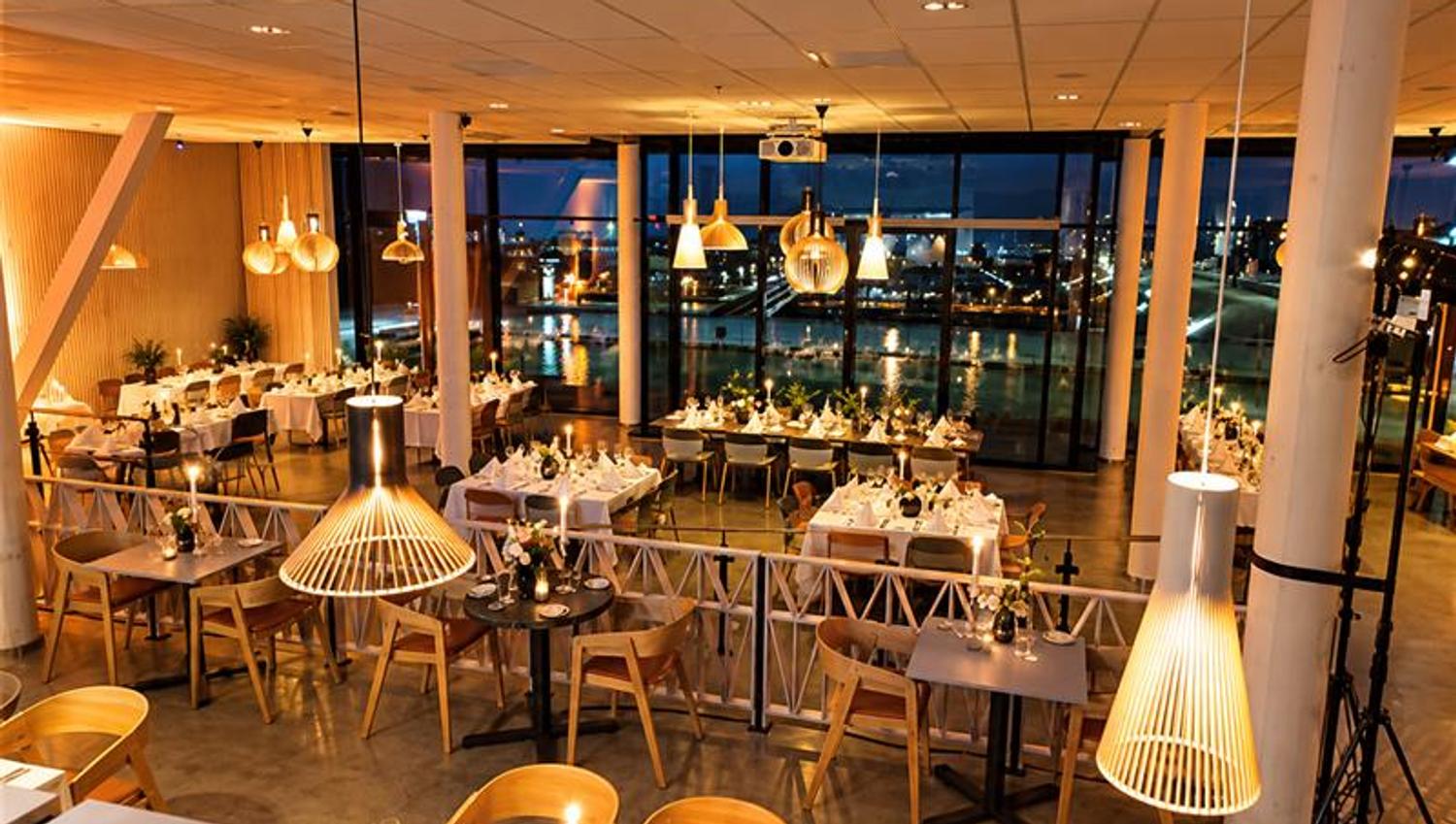 Interiøret i Restaurant Njord på RS Noatun i Horten med dekkede bord og store vinduer.