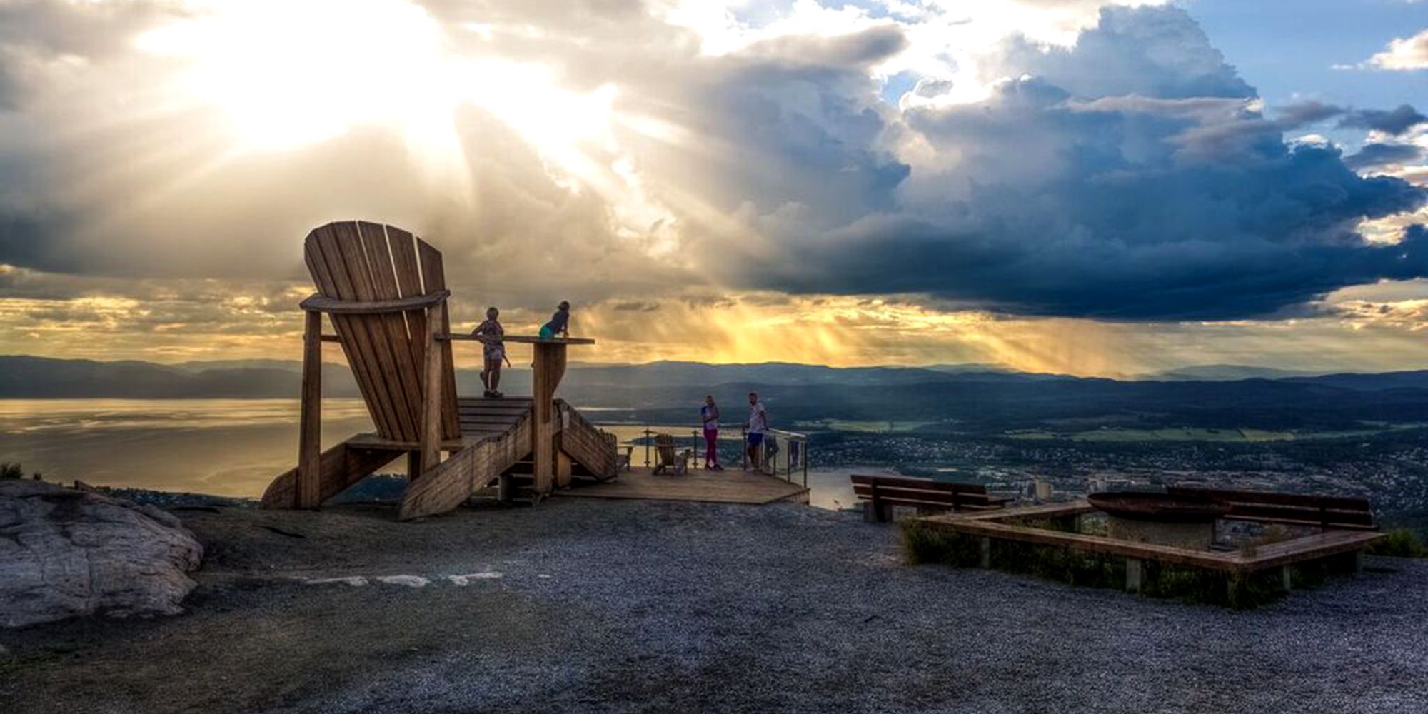 Verdens største hagestol på toppen av Oftenåsen i Steinkjer, med panoramautsikt over byen