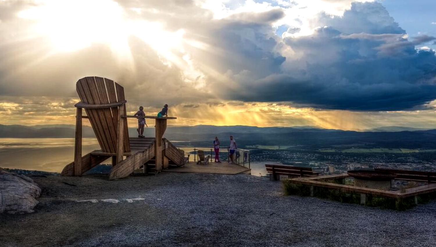 Verdens største hagestol på toppen av Oftenåsen i Steinkjer, med panoramautsikt over byen