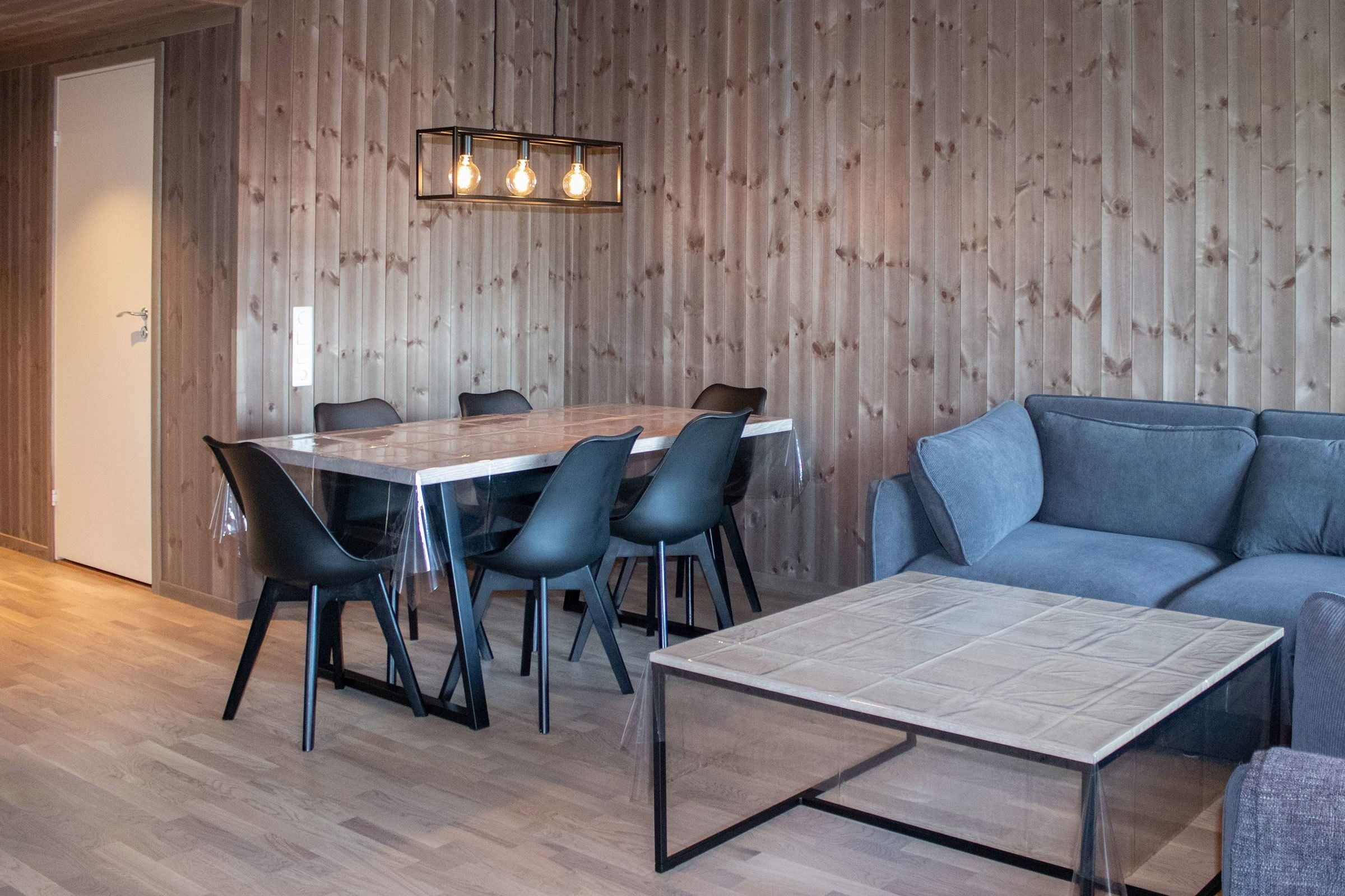 Ein Zimmer mit Tisch und Stühlen.
