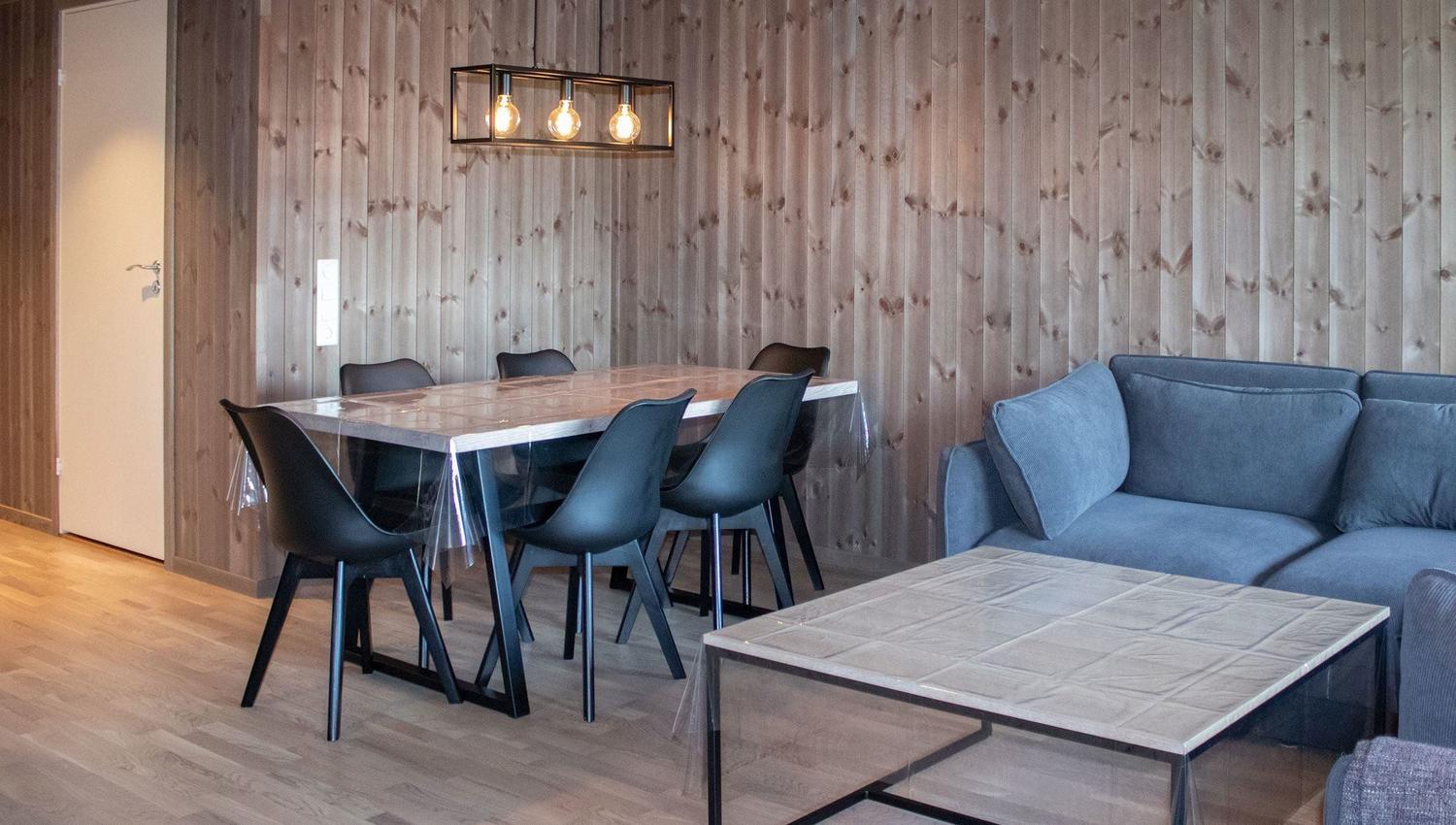 Ein Zimmer mit Tisch und Stühlen.