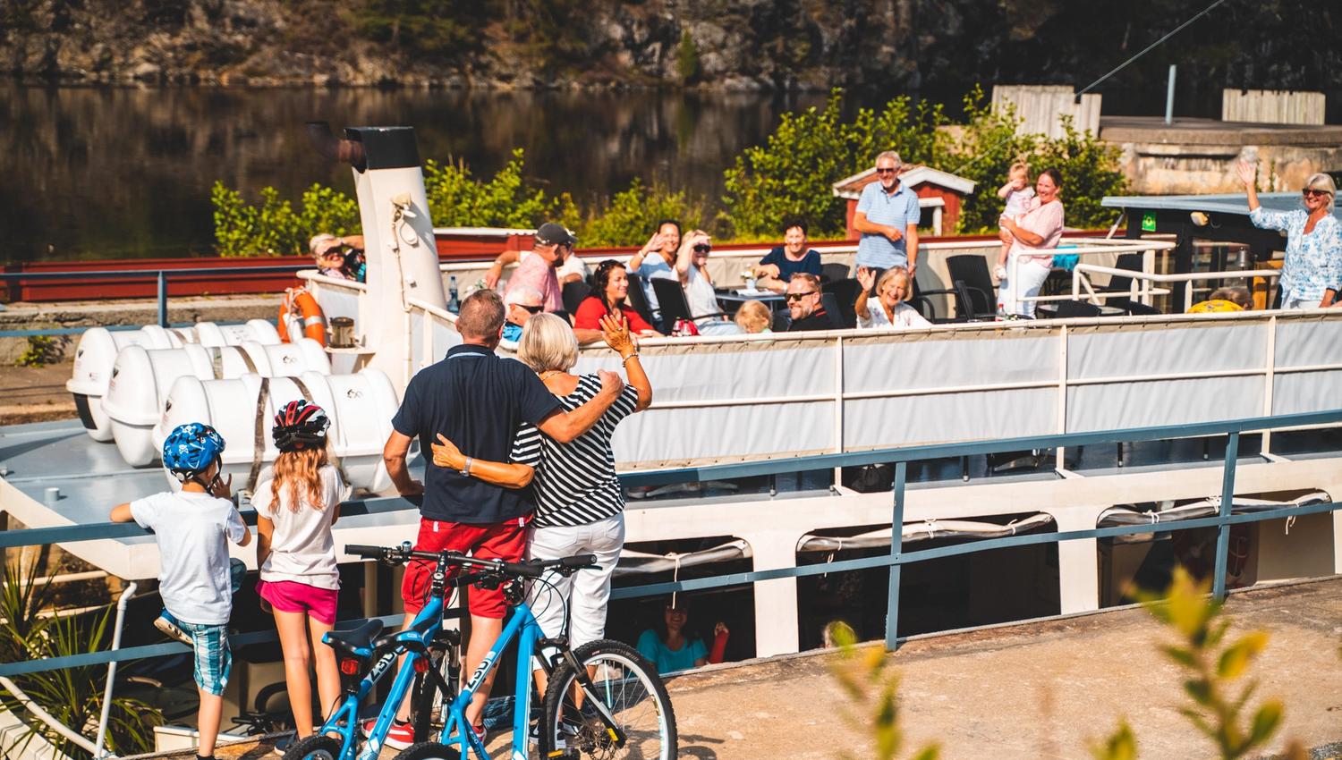 Familien vinker til båten