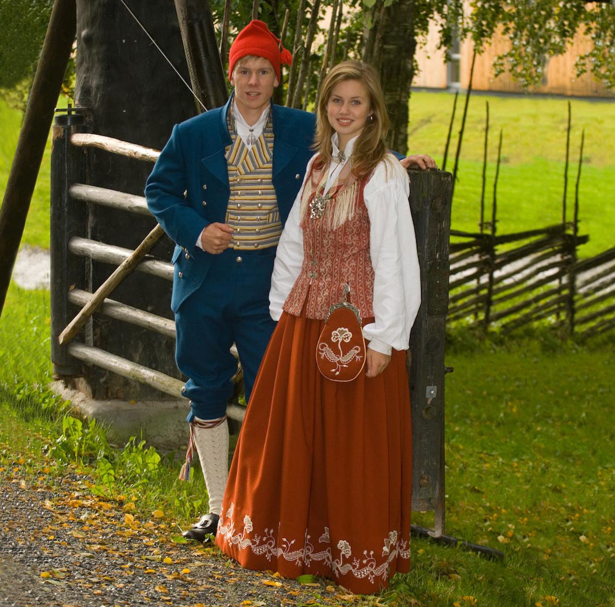 Floan/Nord-Trønderbunaden for dame og herre i Rustrød og kongeblå