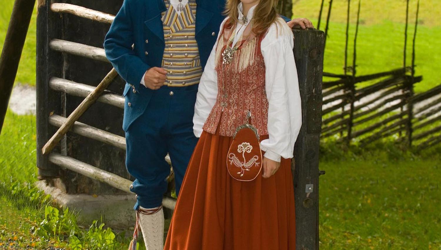 Floan/Nord-Trønderbunaden for dame og herre i Rustrød og kongeblå