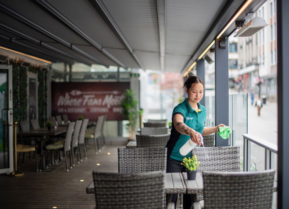 outdoor seating at O'Learys in Skien