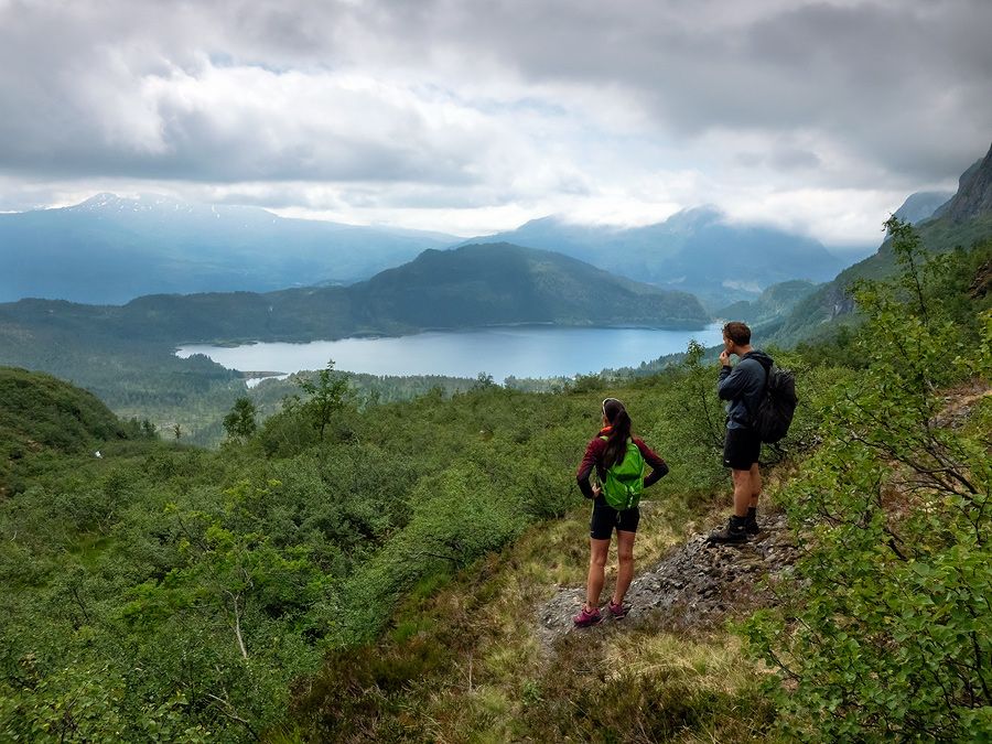 Hikers enjoying the view over Solsævatnet – a popular starting point for hiking adventures in Hardanger.