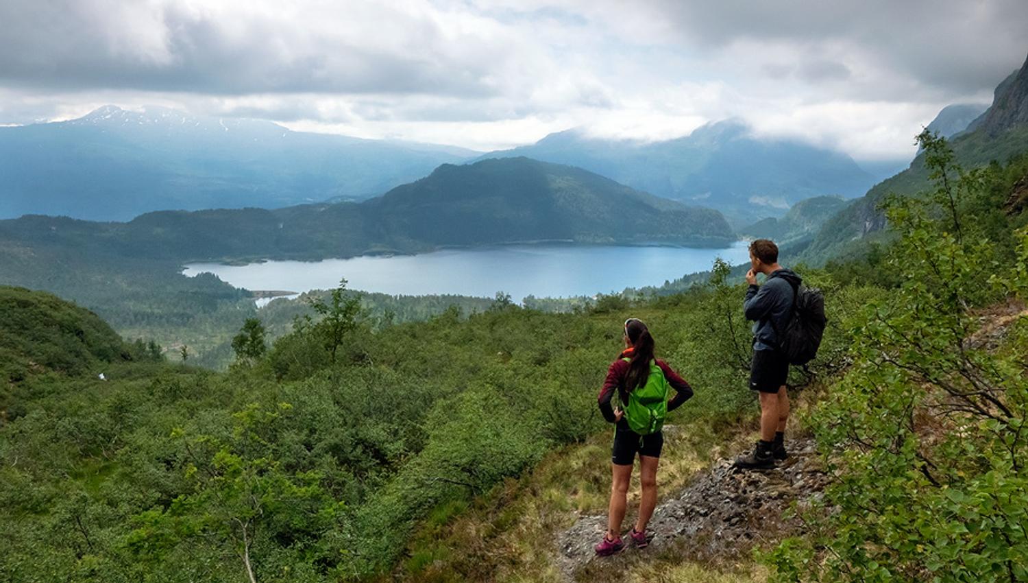 Hikers enjoying the view over Solsævatnet – a popular starting point for hiking adventures in Hardanger.