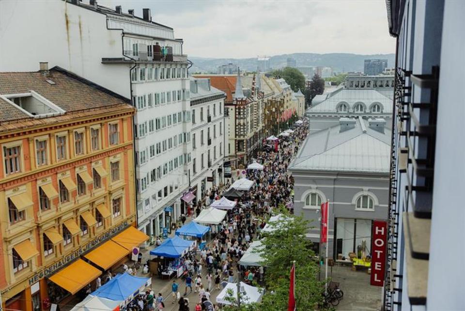 Stalls and crowds in Bogstadveien