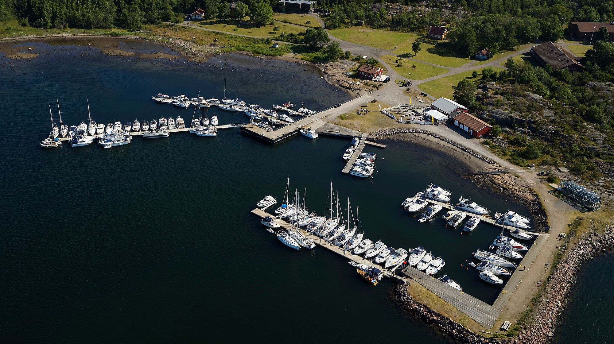 Oversiktsbilde over båter ved brygge
