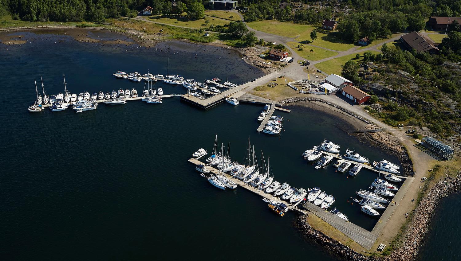 Oversiktsbilde over båter ved brygge